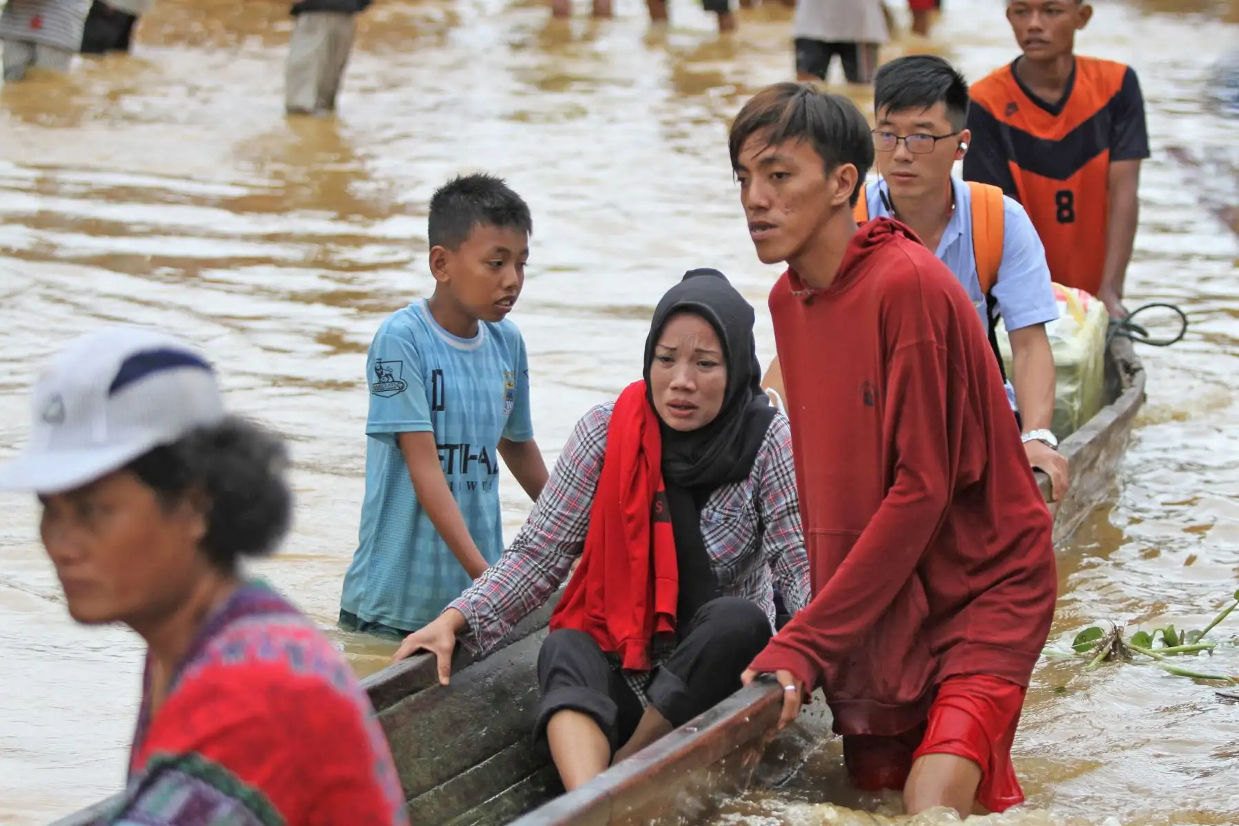 Más de 4,000 personas se vieron obligadas a evacuar debido a las inundaciones en la provincia de Sulawesi en Indonesia. Foto: AFP