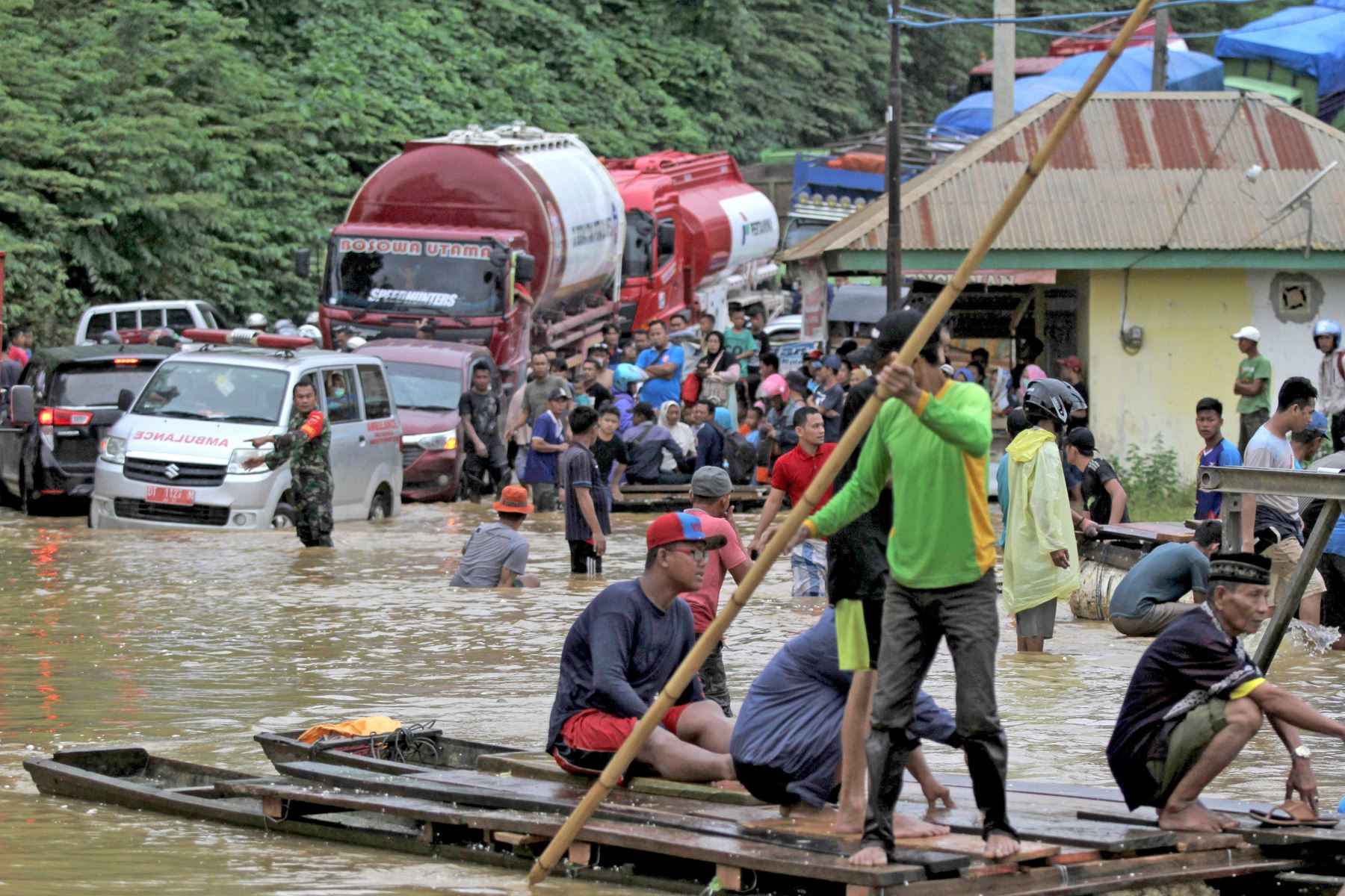 Más de 4,000 personas se vieron obligadas a evacuar debido a las inundaciones en la provincia de Sulawesi en Indonesia. Foto: AFP