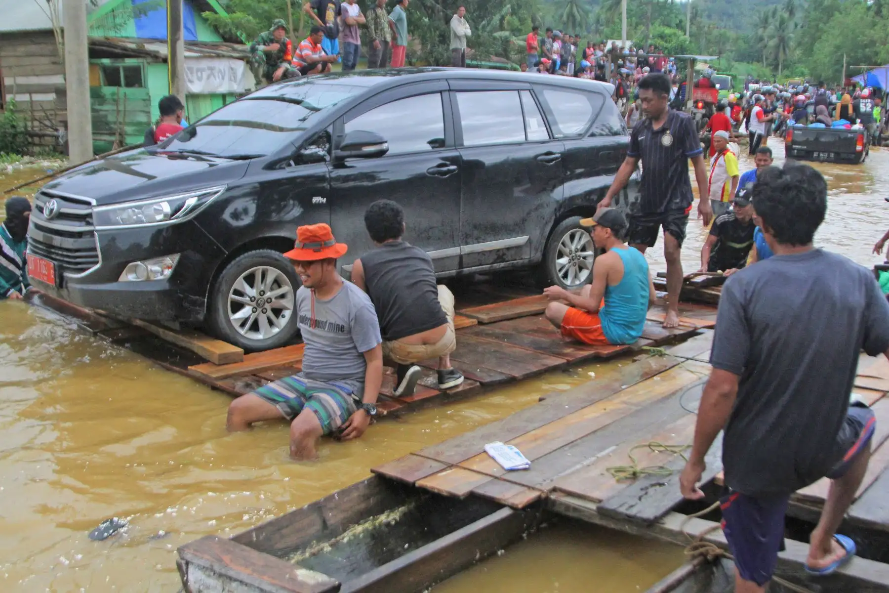 Más de 4,000 personas se vieron obligadas a evacuar debido a las inundaciones en la provincia de Sulawesi en Indonesia. Foto: AFP