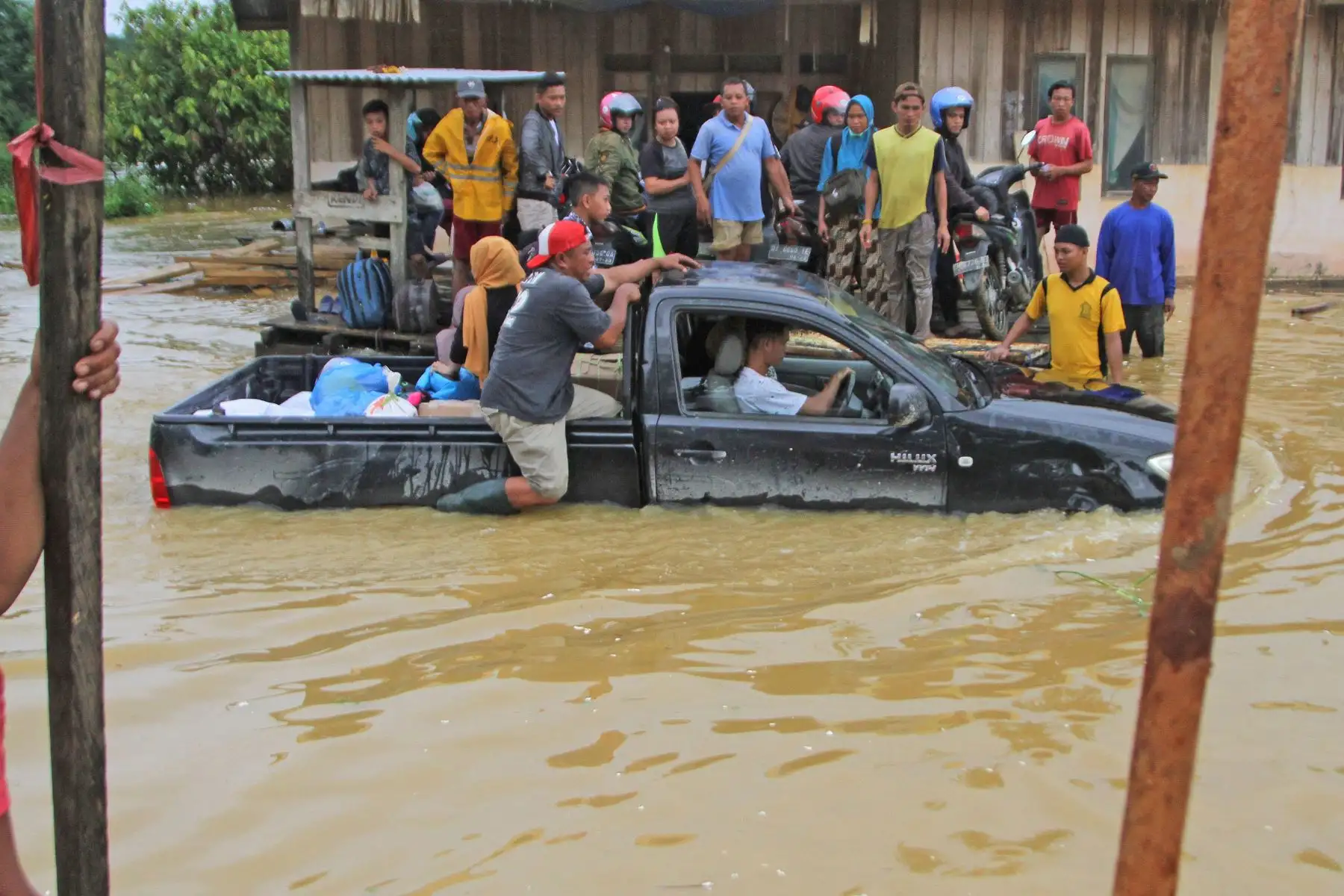 Más de 4,000 personas se vieron obligadas a evacuar debido a las inundaciones en la provincia de Sulawesi en Indonesia. Foto: AFP