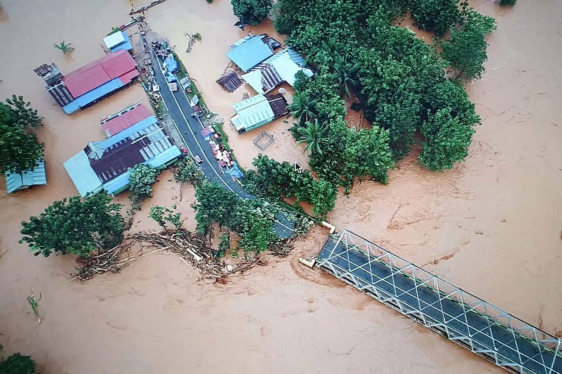 Más de 4,000 personas se vieron obligadas a evacuar debido a las inundaciones en la provincia de Sulawesi en Indonesia. Foto: AFP
