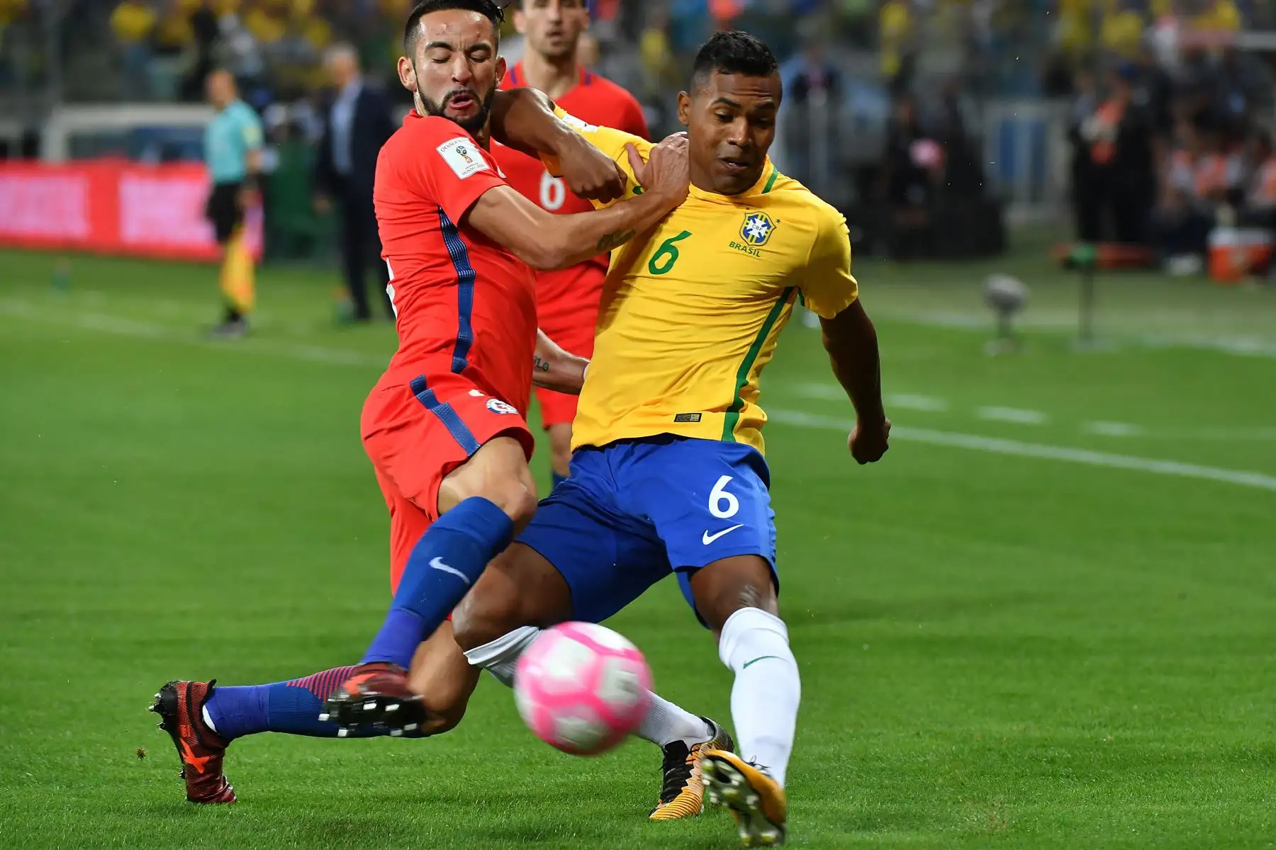 Alex Sandro (Alex Sandro Lobo Silva)
Valor: US$ 56.6 millones; País: Brasil; Posición: Lateral izquierda; Club: Juventus (ITA); Nacimiento: 26 de enero de 1991 (28 años); Partidos con su selección: 12
Goles: 1