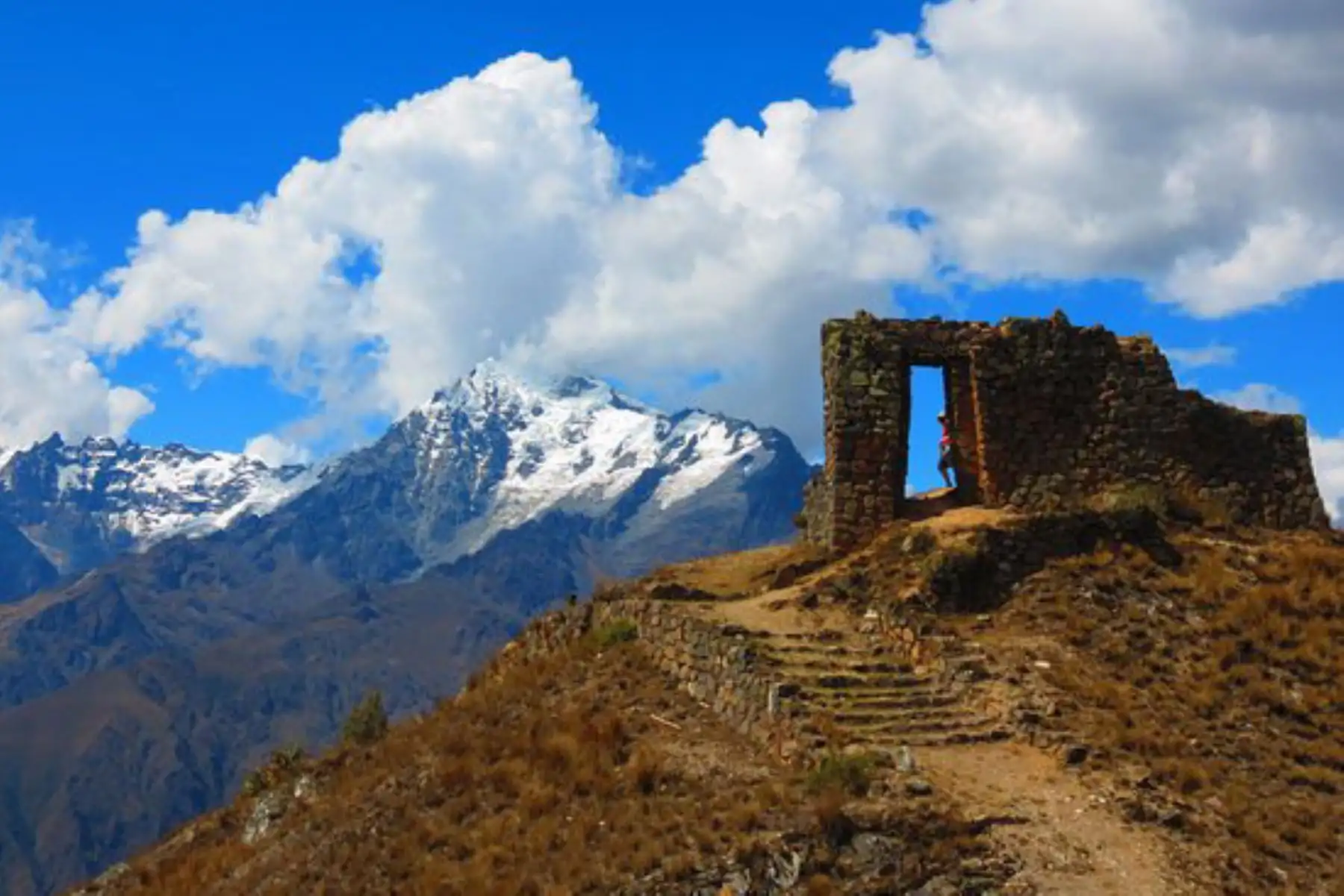 Inti Punku es el sitio arqueológico inca más próximo a la ciudadela de Machu Picchu, a casi un kilómetro de distancia, y se localiza a 2,720 metros de altitud. Su nombre significa “Puerta del Sol”, dado que el astro rey ingresa cada mañana por su puerta de ingreso, y el conjunto arquitectónico está rodeado de andenes. INTERNET/Medios