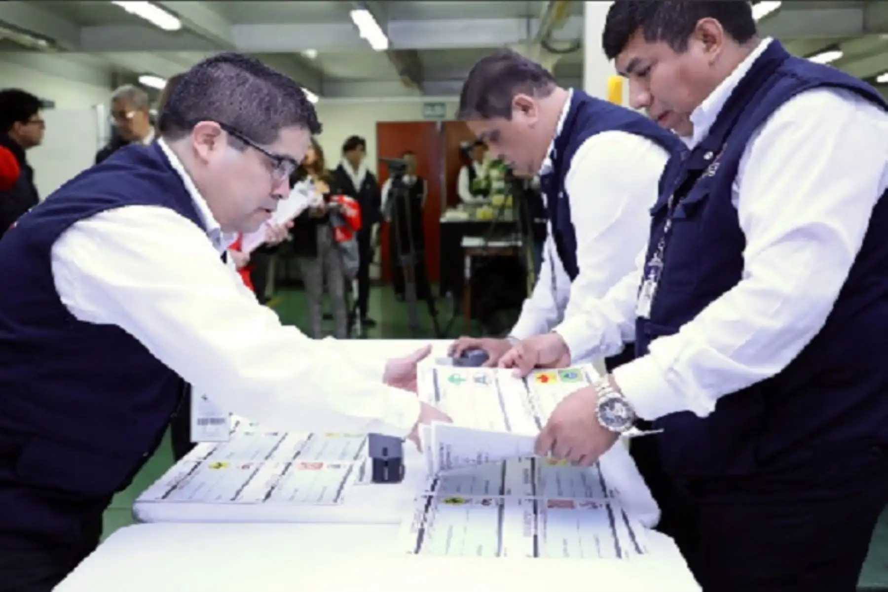 La Oficina Nacional de Procesos Electorales (ONPE) inició hoy martes 11 de junio el proceso de impresión de 48,000 cédulas de sufragio que serán utilizadas en las Elecciones Municipales Complementarias del próximo 7 de julio.