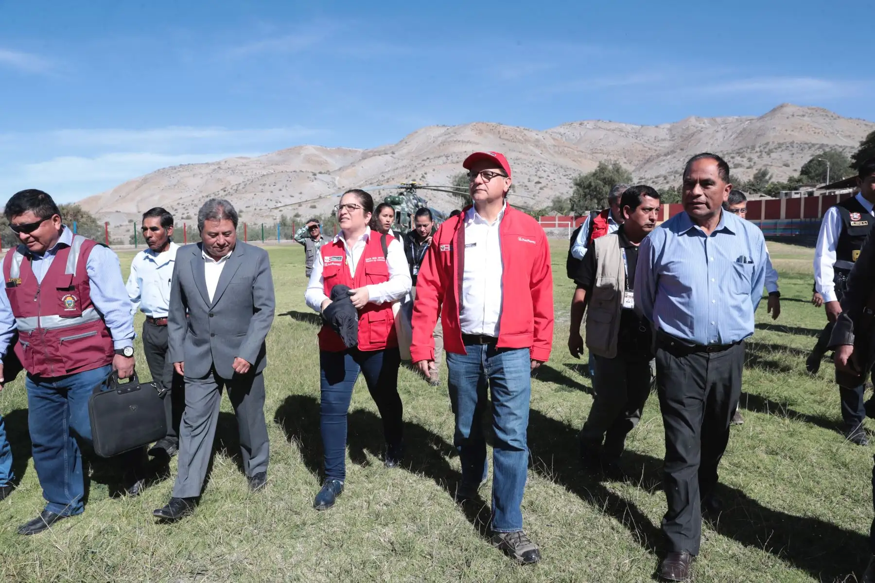 Ministro de Energía y Minas, Francisco Ísmodes, la ministra del Ambiente, Lucía Ruiz  y  una comisión multisectorial llegan a Omate de región Moquegua, a fin de atender la problemática por la contaminación de la cuenca del río Coralaque.
Foto: Difusión/MINEM