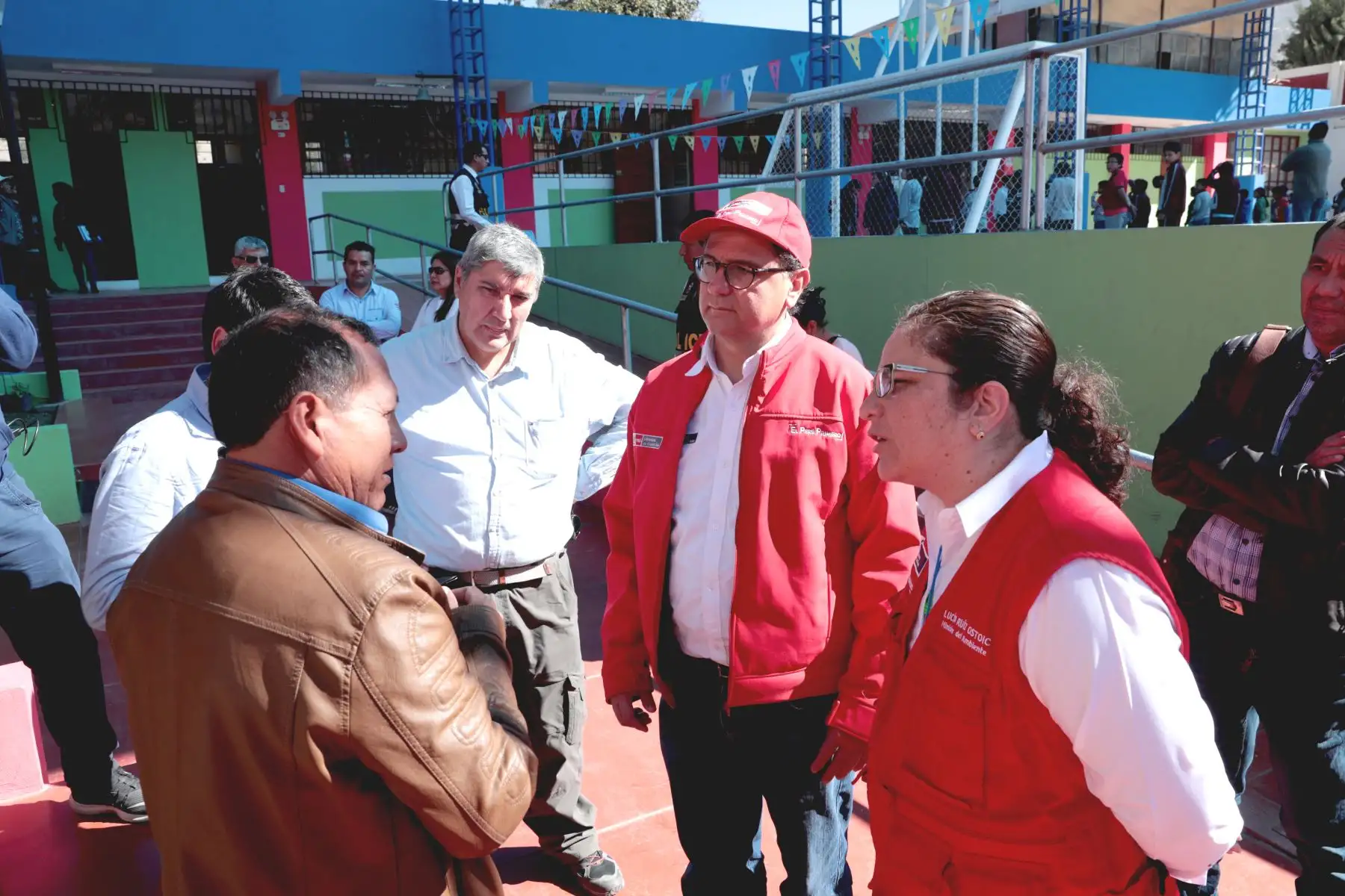 Ministro de Energía y Minas, Francisco Ísmodes, la ministra del Ambiente, Lucía Ruiz  y  una comisión multisectorial llegan a Omate de región Moquegua, a fin de atender la problemática por la contaminación de la cuenca del río Coralaque.
Foto: Difusión/MINEM