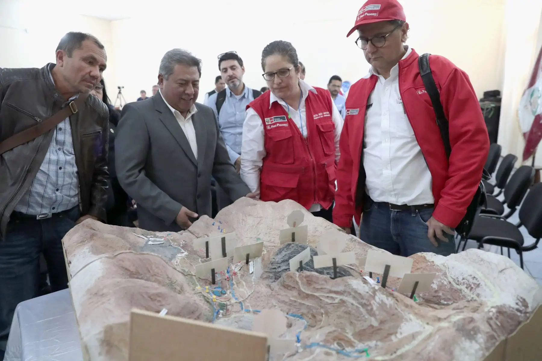 Ministro de Energía y Minas, Francisco Ísmodes, la ministra del Ambiente, Lucía Ruiz  y  una comisión multisectorial llegan a Omate de región Moquegua, a fin de atender la problemática por la contaminación de la cuenca del río Coralaque.
Foto: Difusión/MINEM