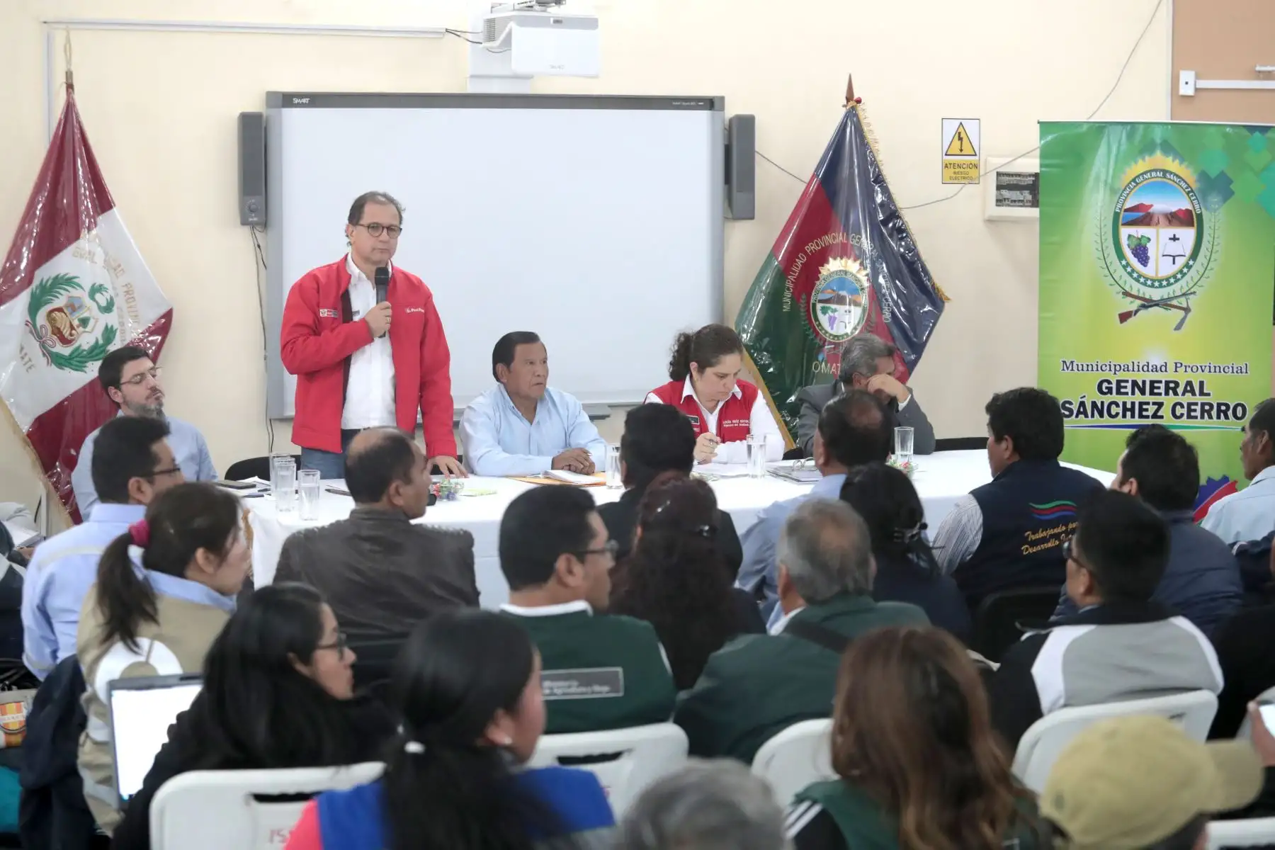 Ministro de Energía y Minas, Francisco Ísmodes, la ministra del Ambiente, Lucía Ruiz  y  una comisión multisectorial llegan a Omate de región Moquegua, a fin de atender la problemática por la contaminación de la cuenca del río Coralaque.
Foto: Difusión/MINEM