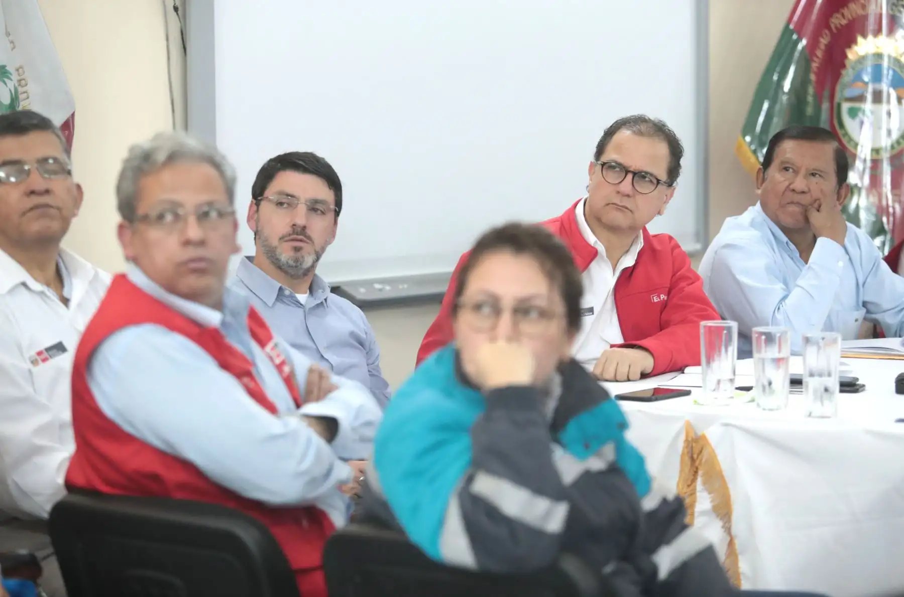 Ministro de Energía y Minas, Francisco Ísmodes, la ministra del Ambiente, Lucía Ruiz  y  una comisión multisectorial llegan a Omate de región Moquegua, a fin de atender la problemática por la contaminación de la cuenca del río Coralaque.
Foto: Difusión/MINEM