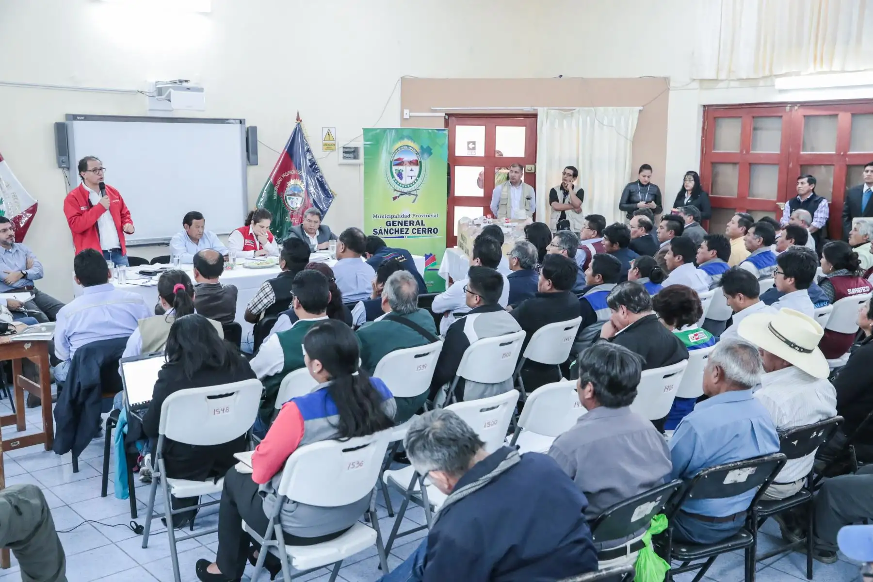 Ministro de Energía y Minas, Francisco Ísmodes, la ministra del Ambiente, Lucía Ruiz  y  una comisión multisectorial llegan a Omate de región Moquegua, a fin de atender la problemática por la contaminación de la cuenca del río Coralaque.
Foto: Difusión/MINEM