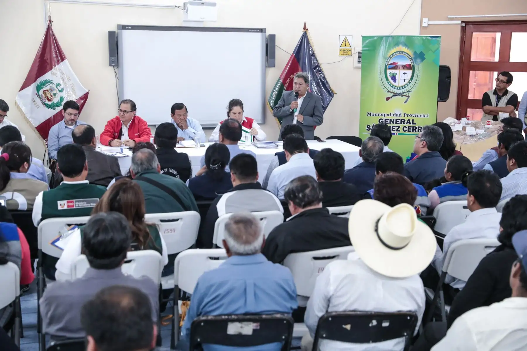 Ministro de Energía y Minas, Francisco Ísmodes, la ministra del Ambiente, Lucía Ruiz  y  una comisión multisectorial llegan a Omate de región Moquegua, a fin de atender la problemática por la contaminación de la cuenca del río Coralaque.
Foto: Difusión/MINEM