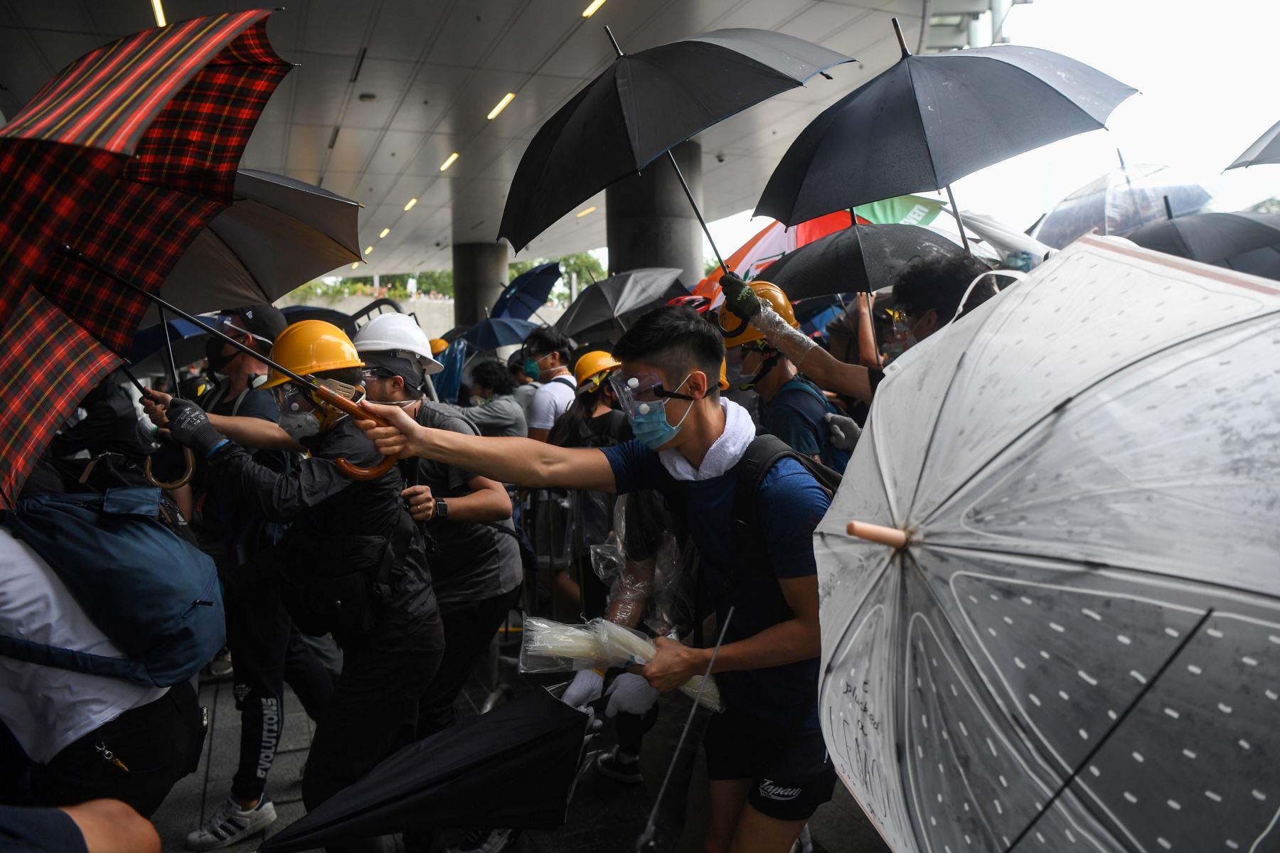 Manifestantes se enfrentan a la policía durante un mitin contra una controvertida propuesta de ley de extradición fuera de la sede del gobierno en Hong Kong. Foto: AFP