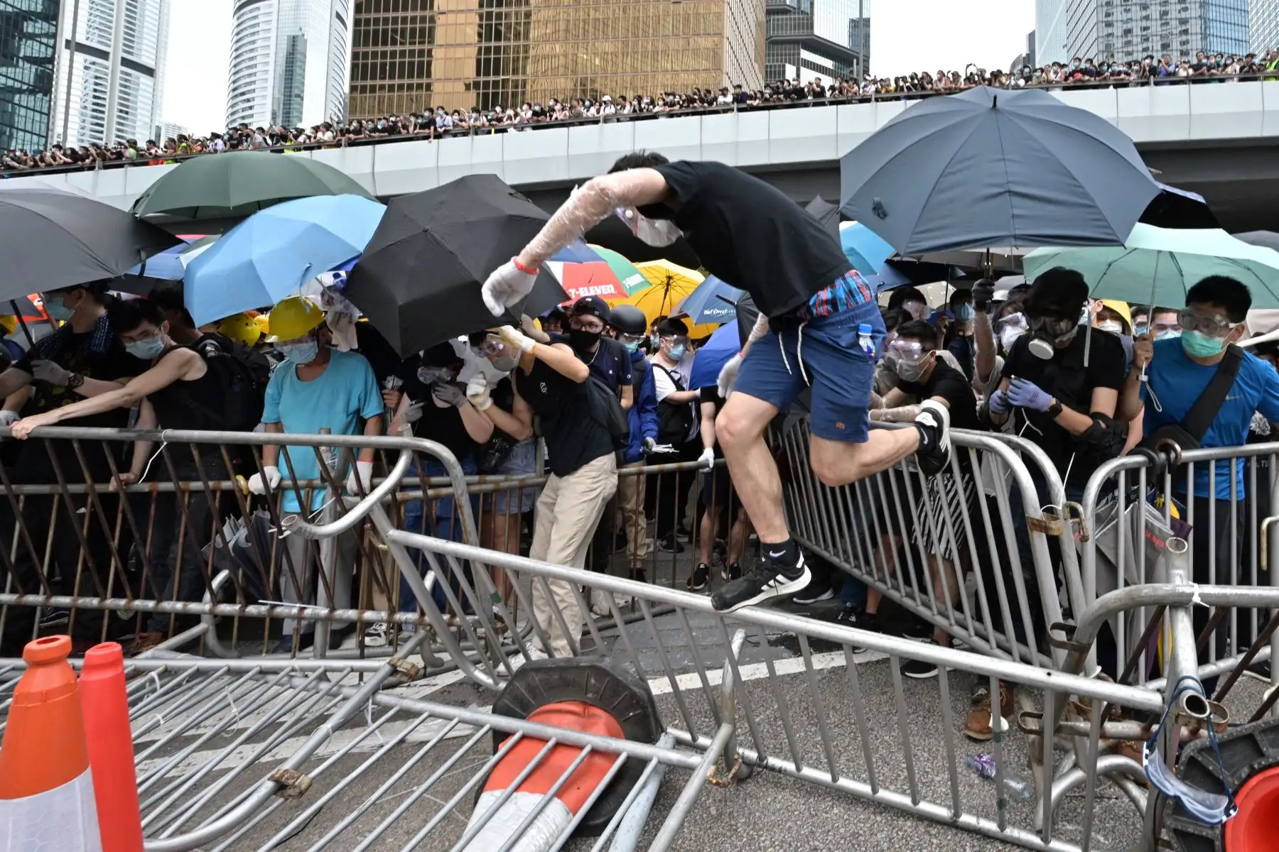 Manifestantes se enfrentan a la policía durante un mitin contra una controvertida propuesta de ley de extradición fuera de la sede del gobierno en Hong Kong. Foto: AFP