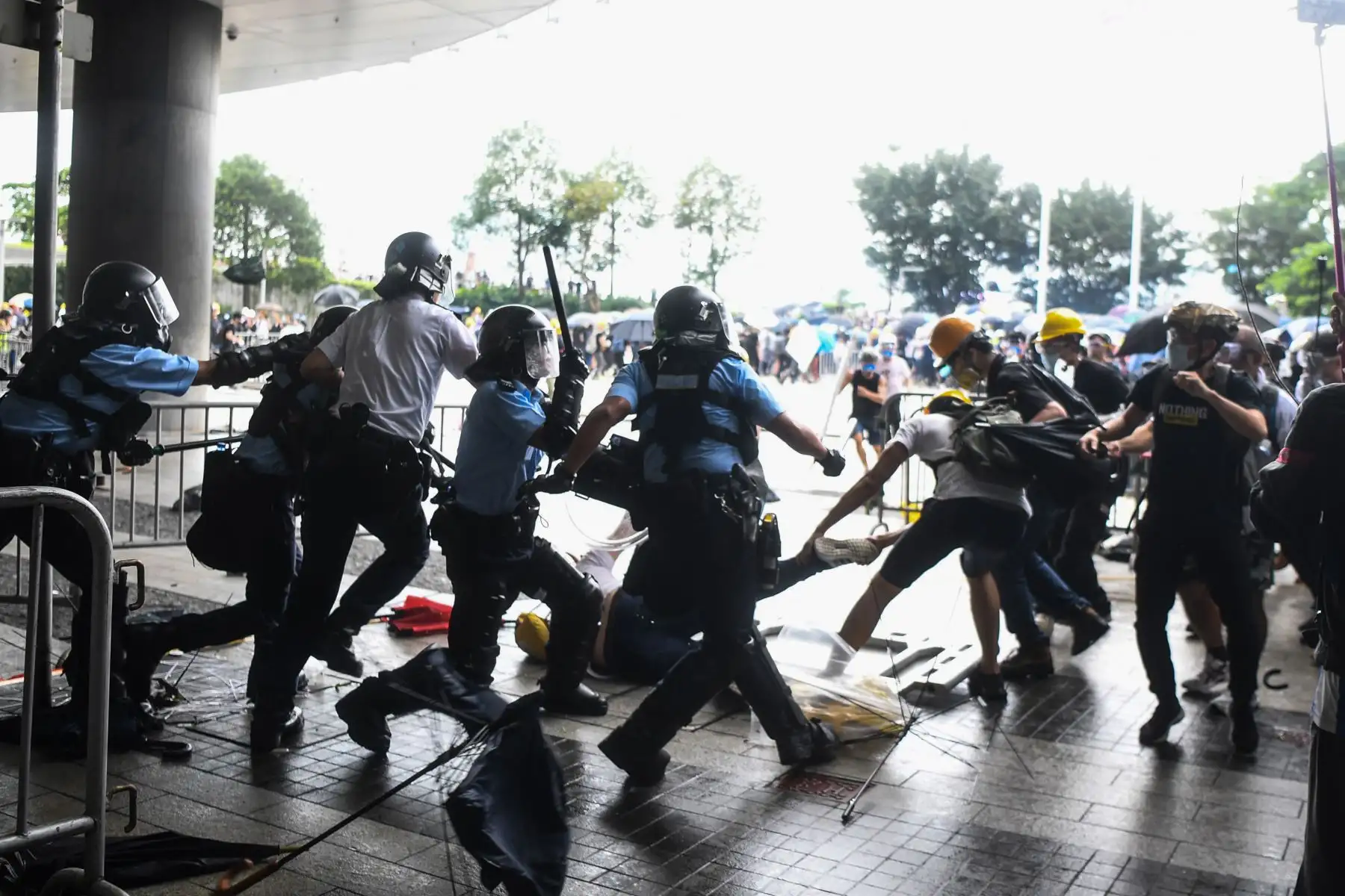 Manifestantes se enfrentan a la policía durante un mitin contra una controvertida propuesta de ley de extradición fuera de la sede del gobierno en Hong Kong. Foto: AFP