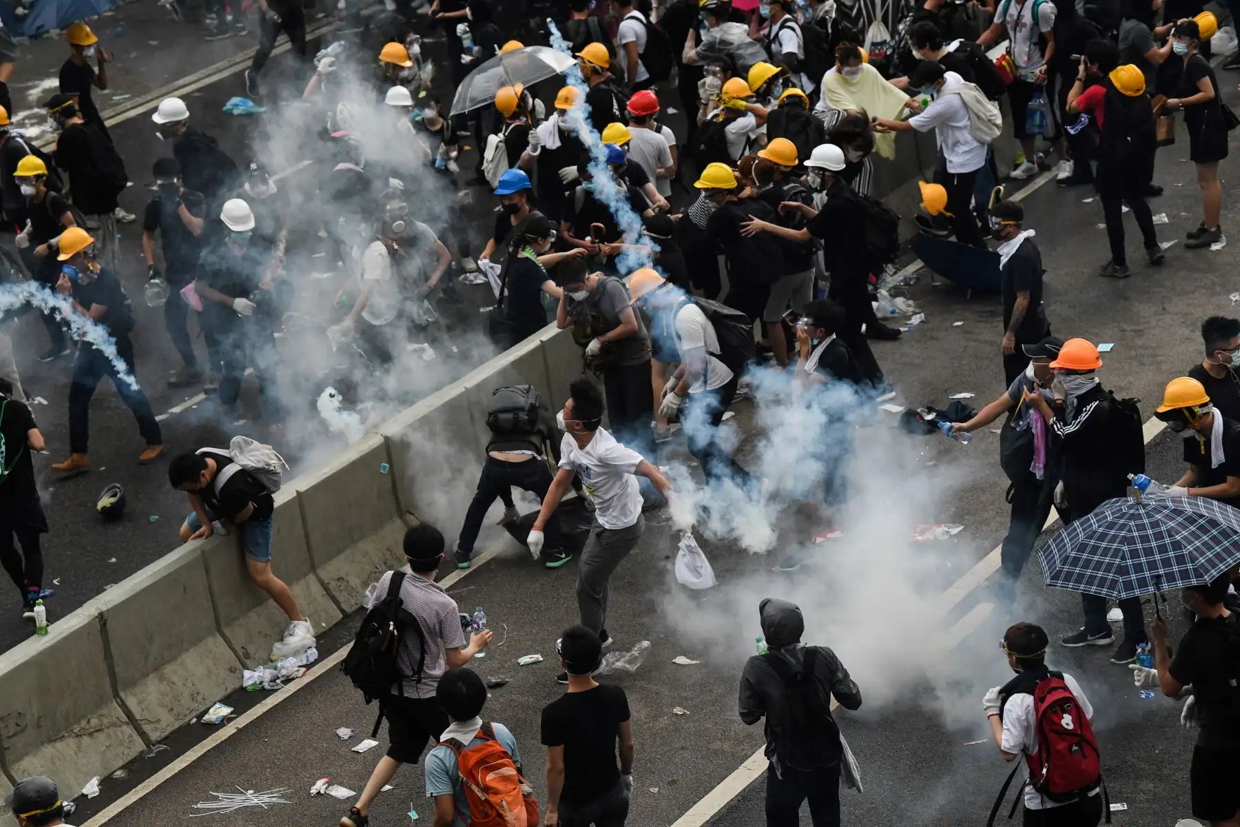 Manifestantes se enfrentan a la policía durante un mitin contra una controvertida propuesta de ley de extradición fuera de la sede del gobierno en Hong Kong. Foto: AFP