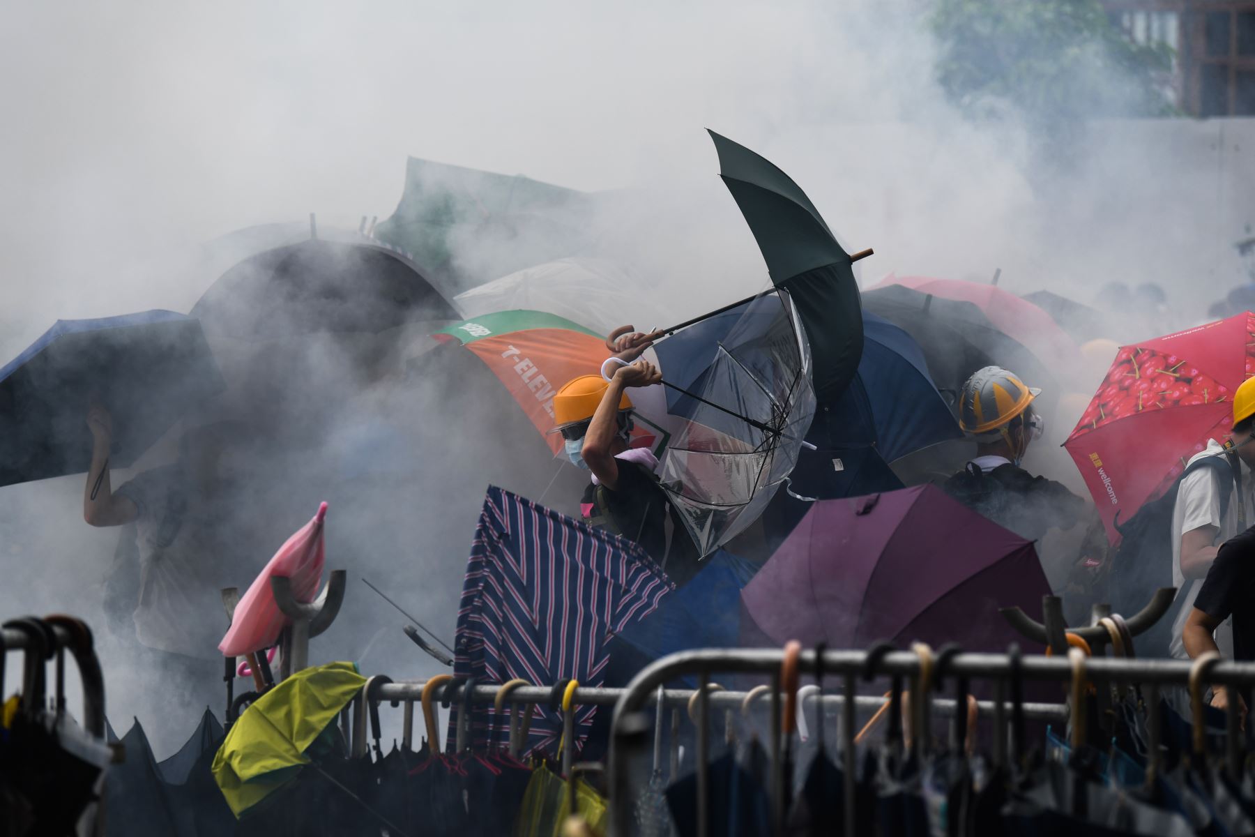 Manifestantes se enfrentan a la policía durante un mitin contra una controvertida propuesta de ley de extradición fuera de la sede del gobierno en Hong Kong. Foto: AFP