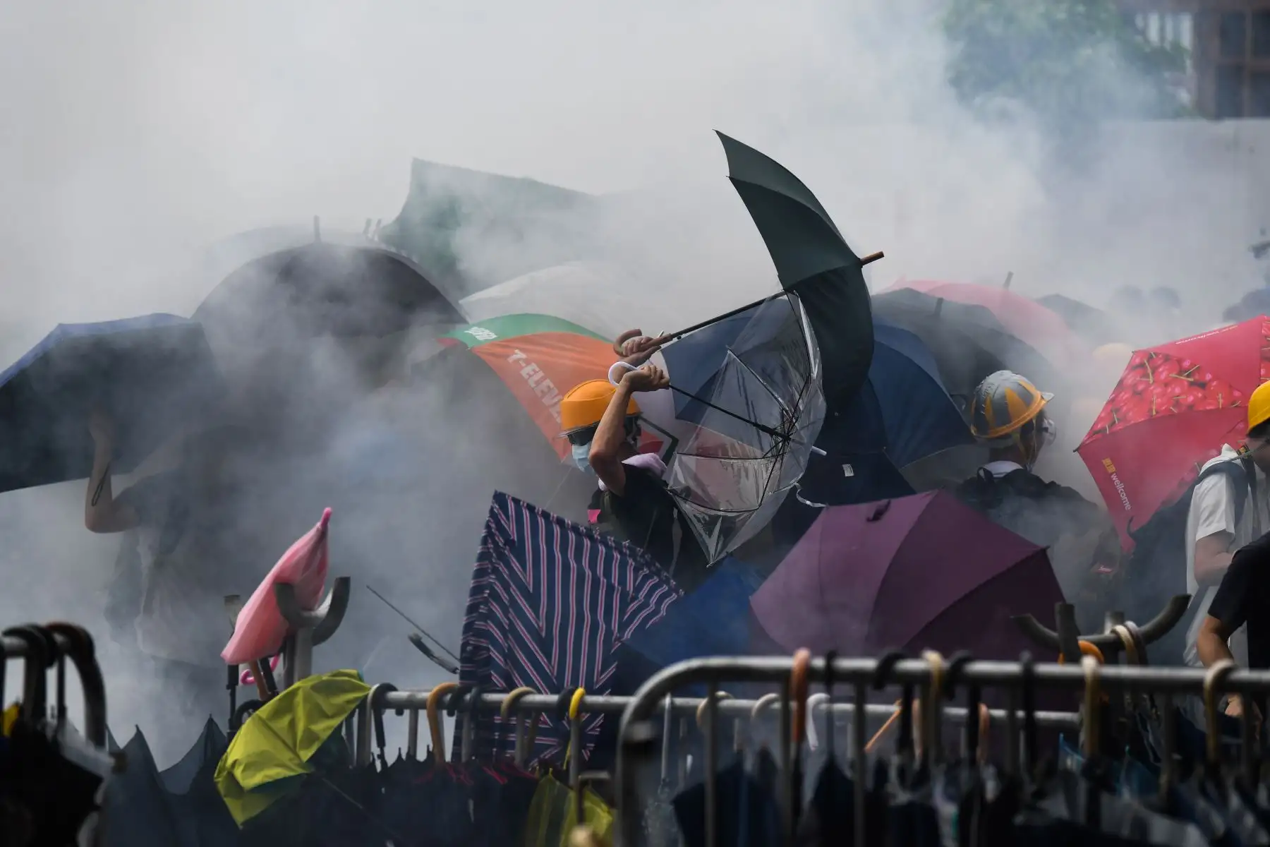 Manifestantes se enfrentan a la policía durante un mitin contra una controvertida propuesta de ley de extradición fuera de la sede del gobierno en Hong Kong. Foto: AFP