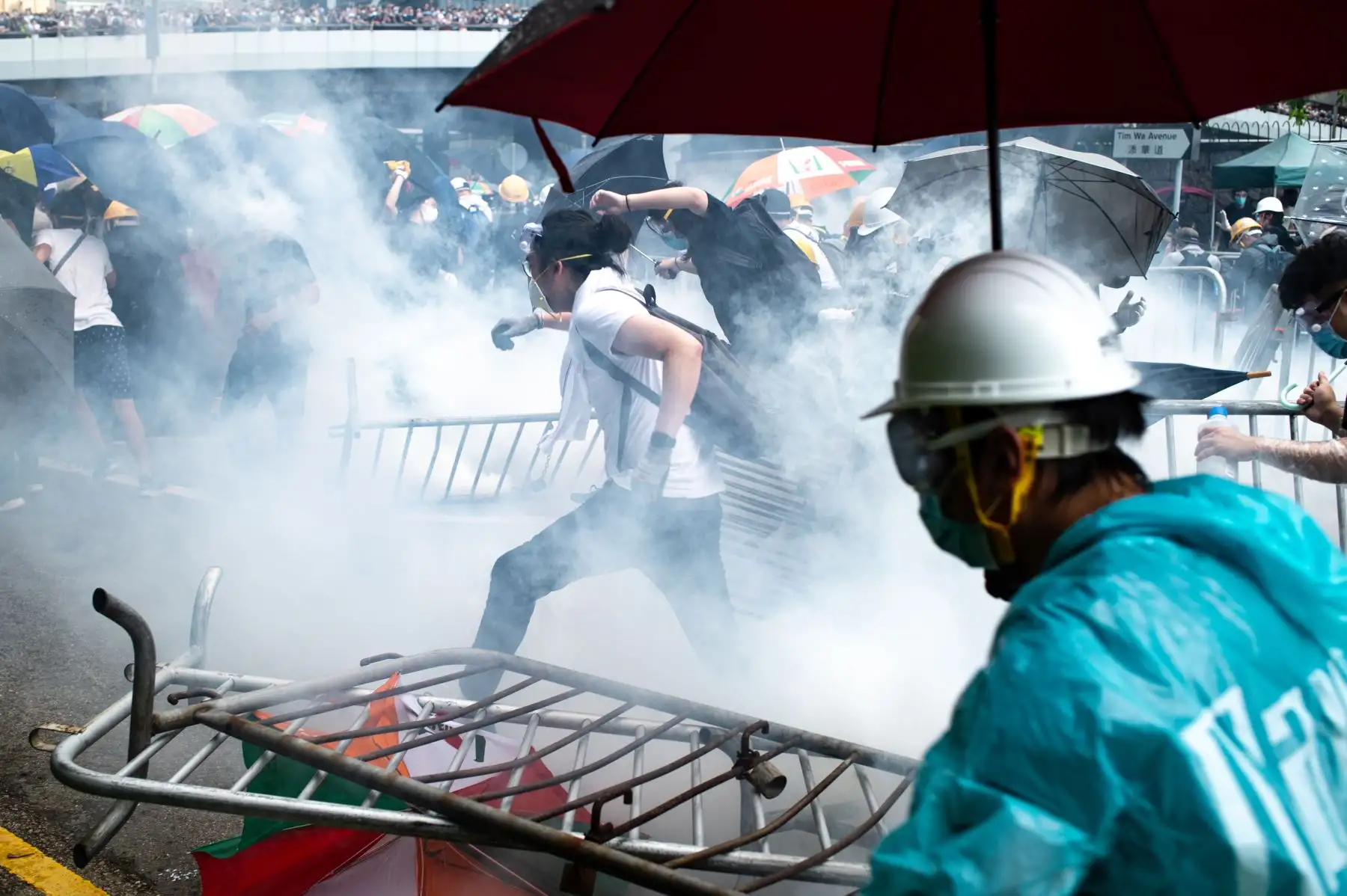 Manifestantes se enfrentan a la policía durante un mitin contra una controvertida propuesta de ley de extradición fuera de la sede del gobierno en Hong Kong. Foto: AFP