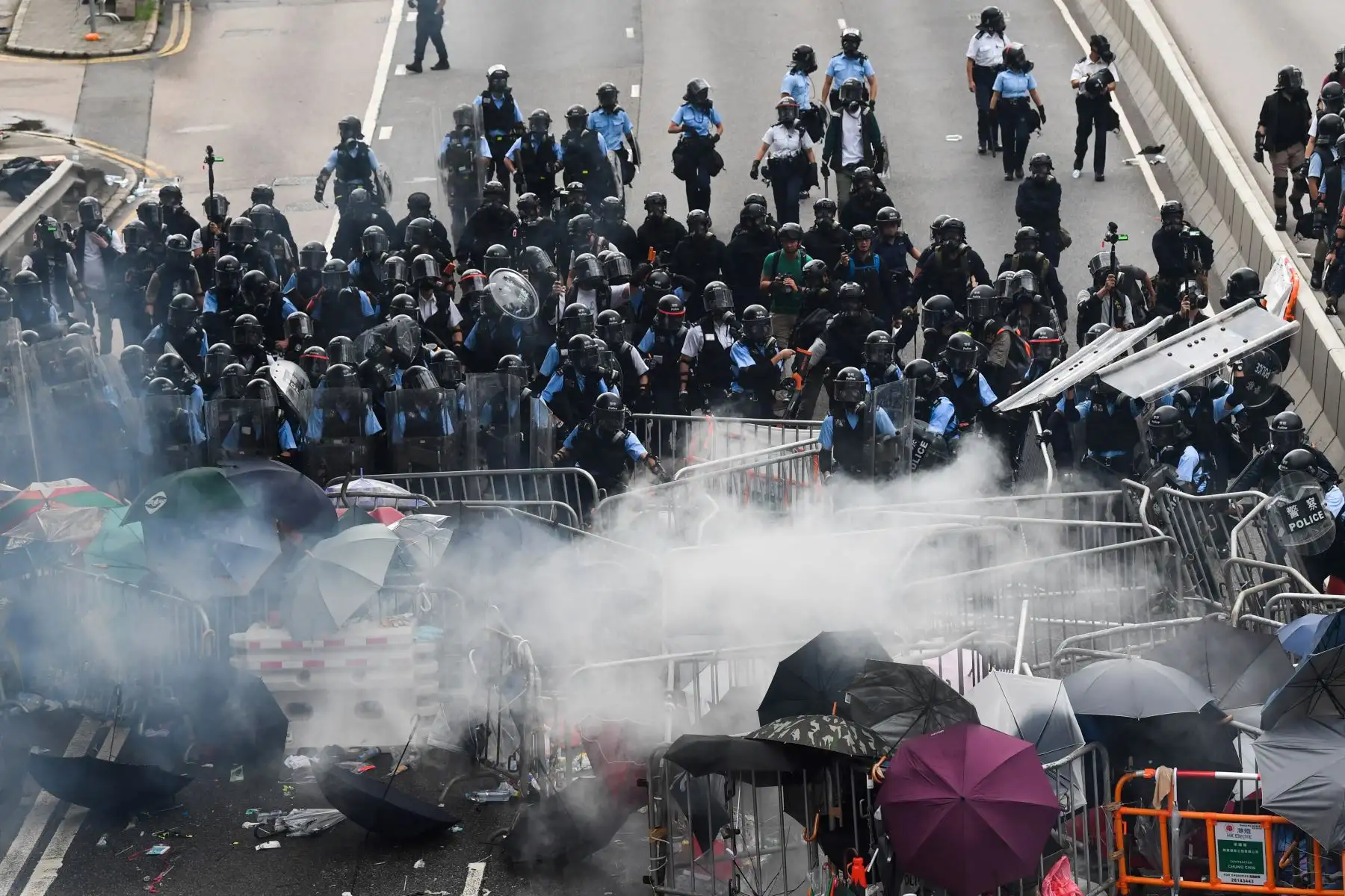 Manifestantes se enfrentan a la policía durante un mitin contra una controvertida propuesta de ley de extradición fuera de la sede del gobierno en Hong Kong. Foto: AFP