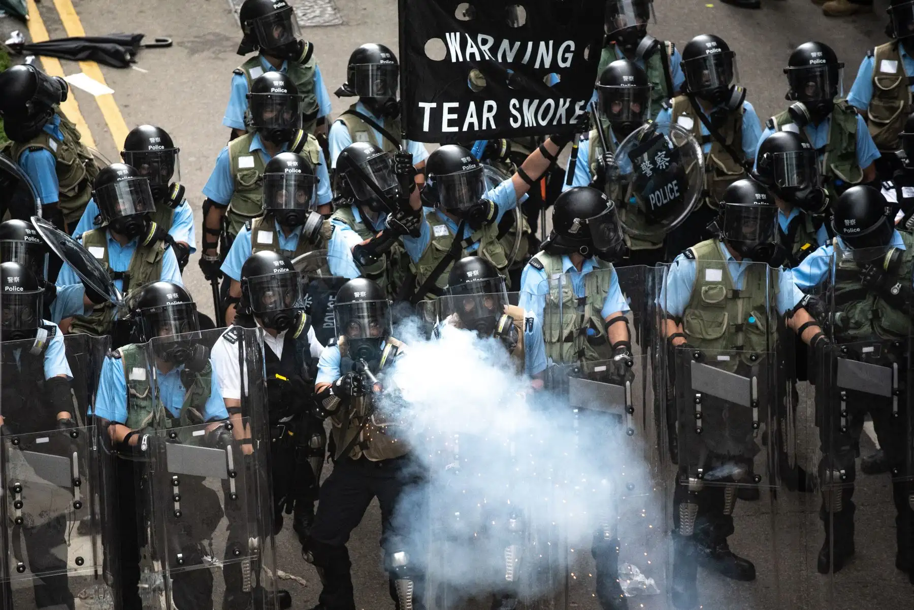 Manifestantes se enfrentan a la policía durante un mitin contra una controvertida propuesta de ley de extradición fuera de la sede del gobierno en Hong Kong. Foto: AFP