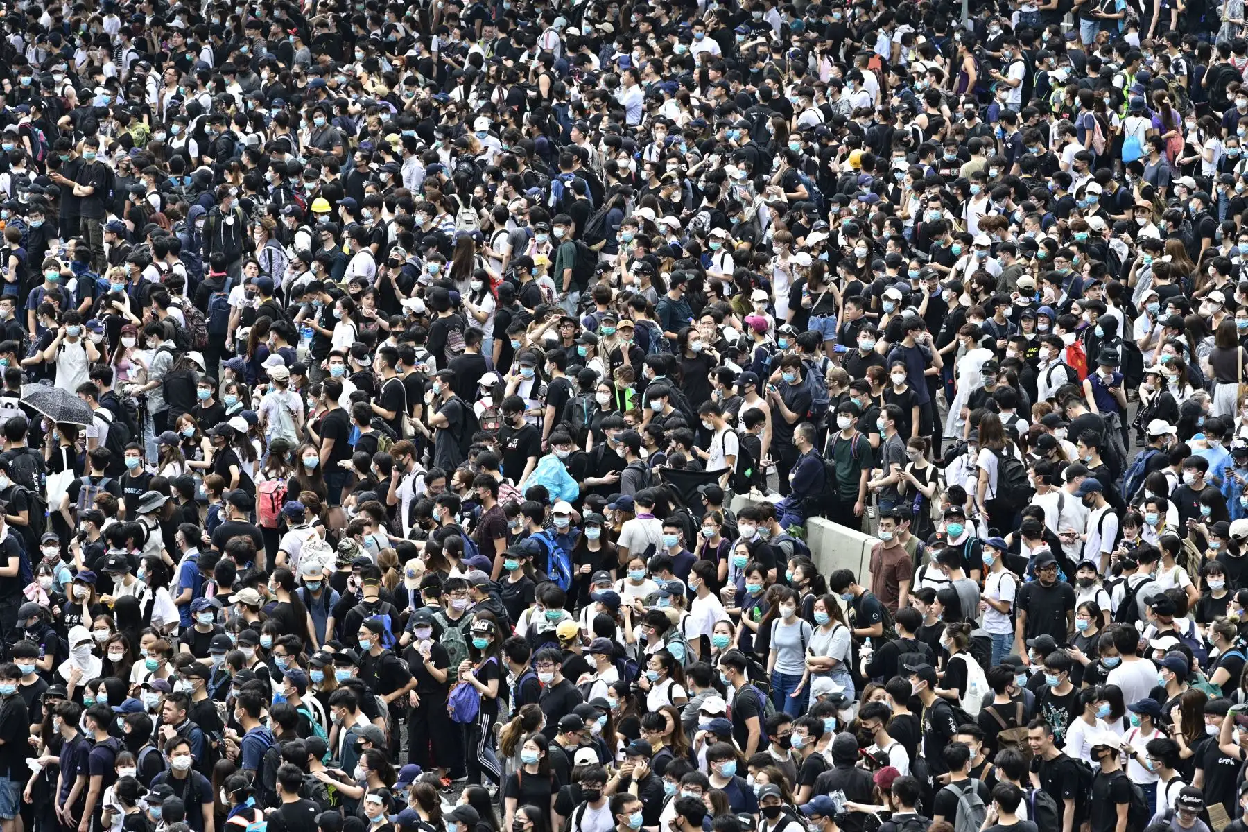 Violentos enfrentamientos estallaron en Hong Kong cuando la policía trató de detener a los manifestantes que irrumpían en el Parlamento Mientras que decenas de miles de personas bloquearon arterias clave en una demostración de fuerza contra los planes del gobierno para permitir la extradición a China. Foto: AFP