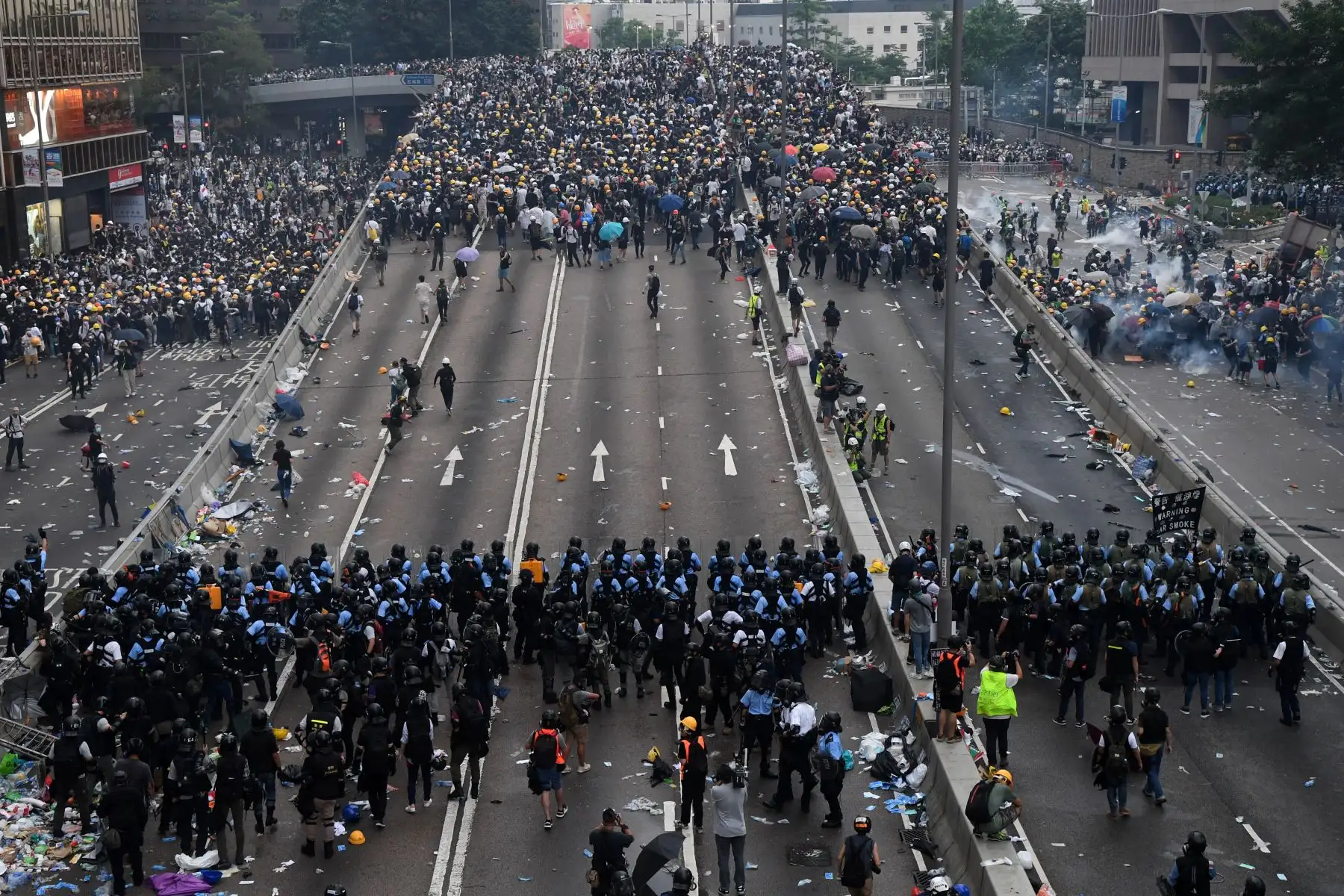 Violentos enfrentamientos estallaron en Hong Kong cuando la policía trató de detener a los manifestantes que irrumpían en el Parlamento Mientras que decenas de miles de personas bloquearon arterias clave en una demostración de fuerza contra los planes del gobierno para permitir la extradición a China. Foto: AFP