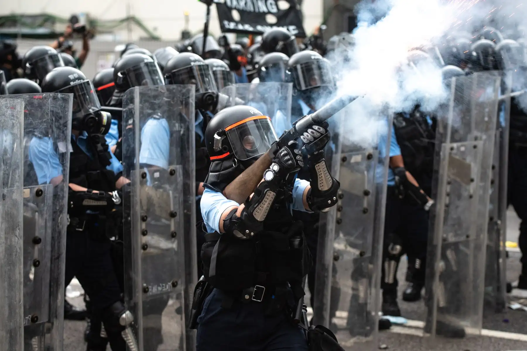 Violentos enfrentamientos estallaron en Hong Kong cuando la policía trató de detener a los manifestantes que irrumpían en el Parlamento Mientras que decenas de miles de personas bloquearon arterias clave en una demostración de fuerza contra los planes del gobierno para permitir la extradición a China. Foto: AFP