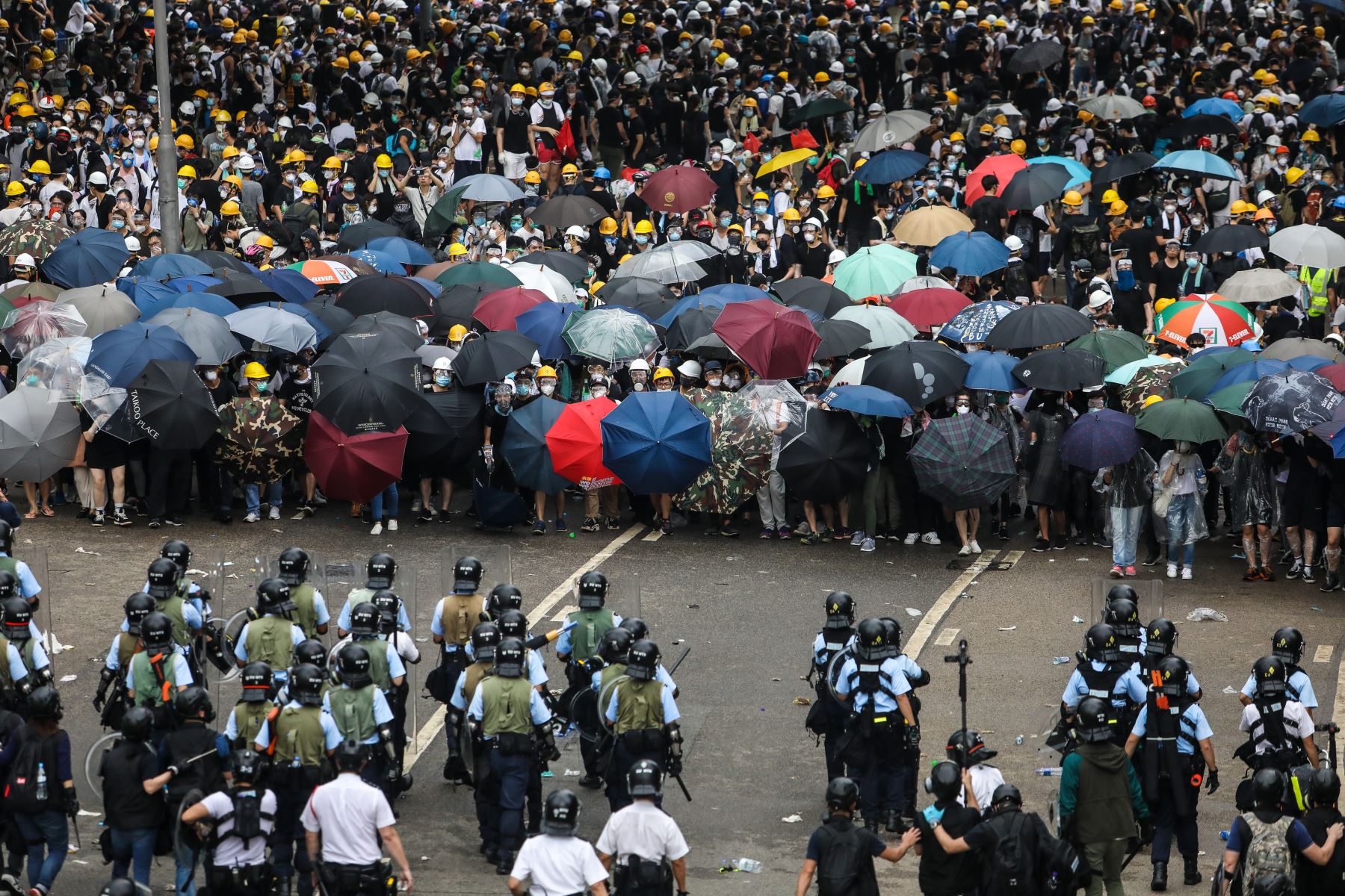 Violentos enfrentamientos estallaron en Hong Kong cuando la policía trató de detener a los manifestantes que irrumpían en el Parlamento Mientras que decenas de miles de personas bloquearon arterias clave en una demostración de fuerza contra los planes del gobierno para permitir la extradición a China. Foto: AFP