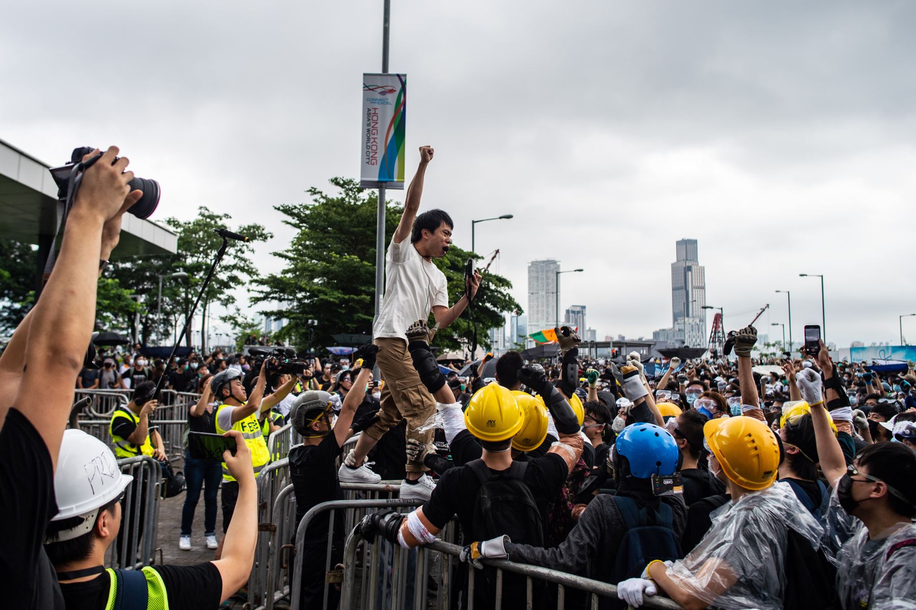 Violentos enfrentamientos estallaron en Hong Kong cuando la policía trató de detener a los manifestantes que irrumpían en el Parlamento Mientras que decenas de miles de personas bloquearon arterias clave en una demostración de fuerza contra los planes del gobierno para permitir la extradición a China. Foto: AFP