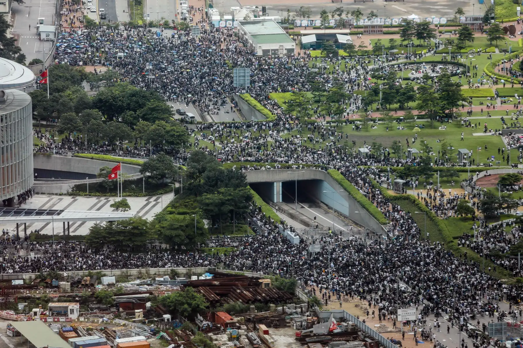 Violentos enfrentamientos estallaron en Hong Kong cuando la policía trató de detener a los manifestantes que irrumpían en el Parlamento Mientras que decenas de miles de personas bloquearon arterias clave en una demostración de fuerza contra los planes del gobierno para permitir la extradición a China. Foto: AFP