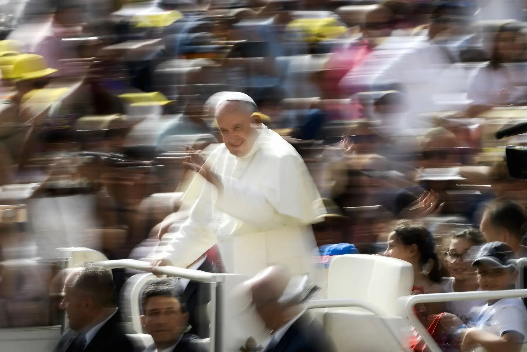 El Papa Francisco saluda a los fieles a su llegada a la plaza de San Pedro en el Vaticano. Foto: AFP
