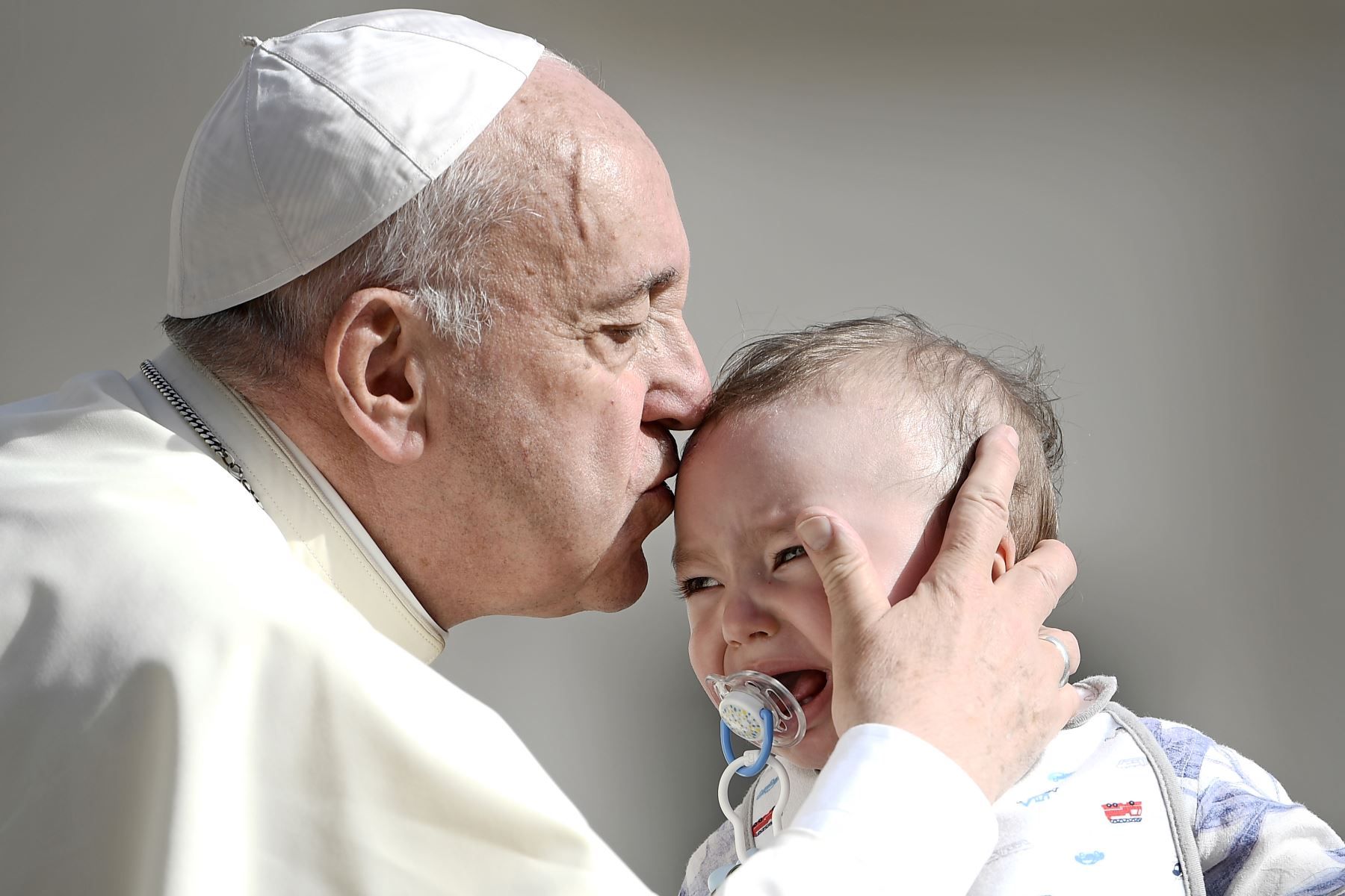El Papa Francisco saluda a los fieles a su llegada a la plaza de San Pedro en el Vaticano. Foto: AFP
