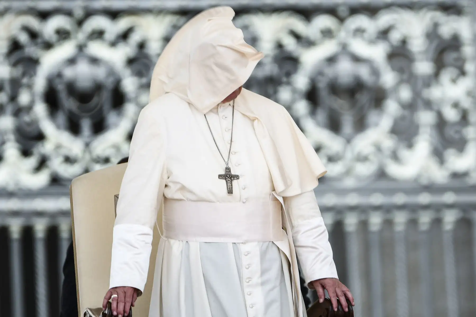 Una ráfaga de viento sopla la sotana del Papa Francisco durante la audiencia general en la plaza de San Pedro en el Vaticano.Foto: AFP