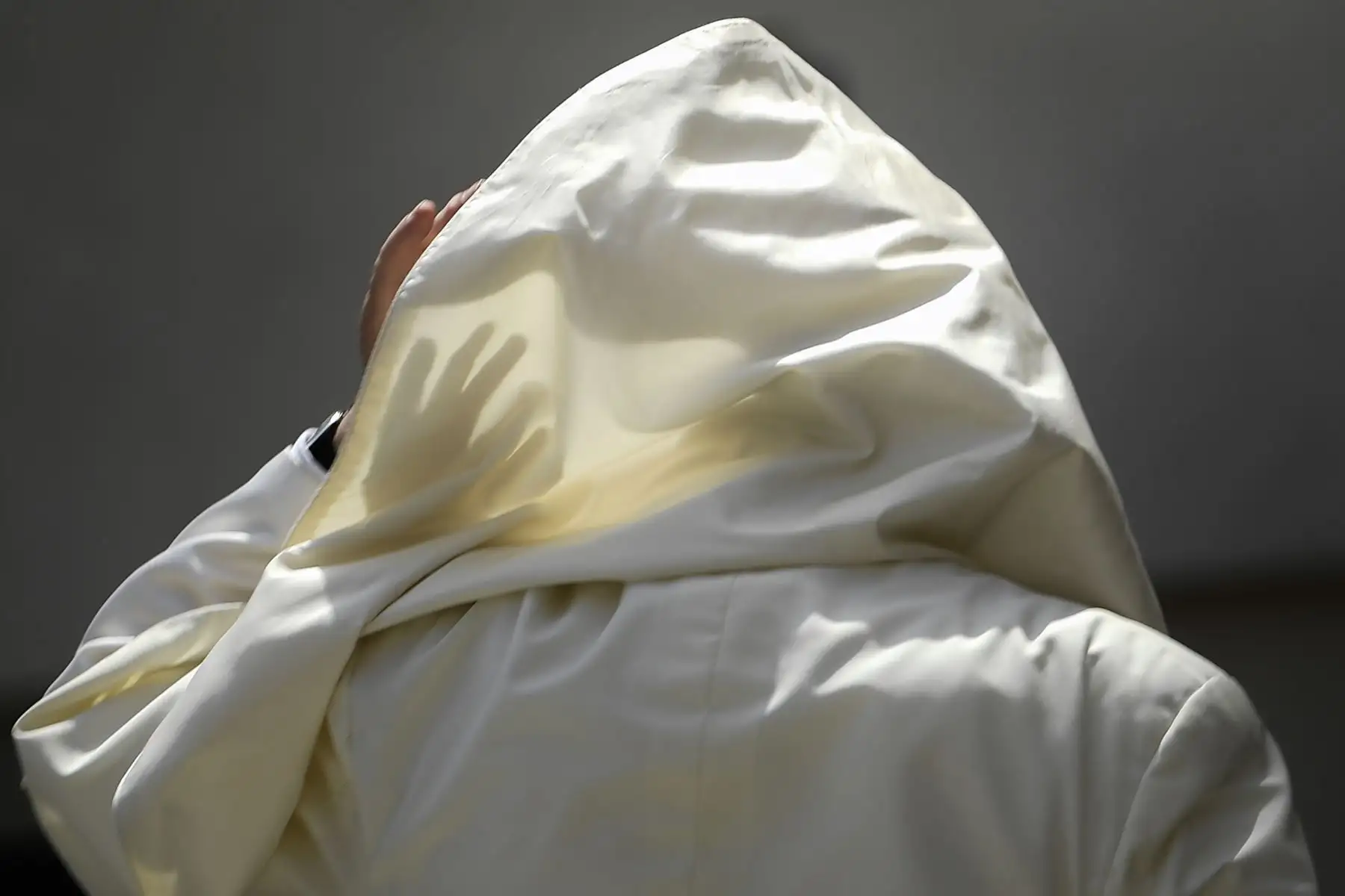 Una ráfaga de viento sopla la sotana del Papa Francisco durante la audiencia general en la plaza de San Pedro en el Vaticano.Foto: AFP