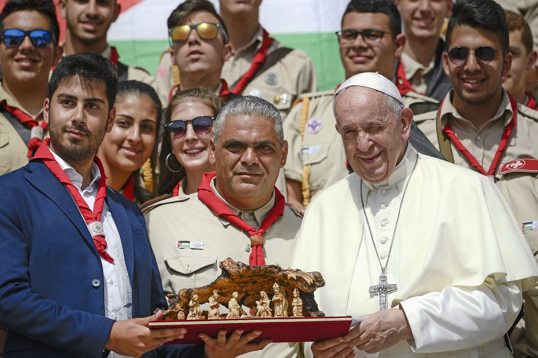 El Papa Francisco posa con un grupo de la Tropa Scout Terra Sancta - Belén en la plaza de San Pedro en el Vaticano. Foto: AFP