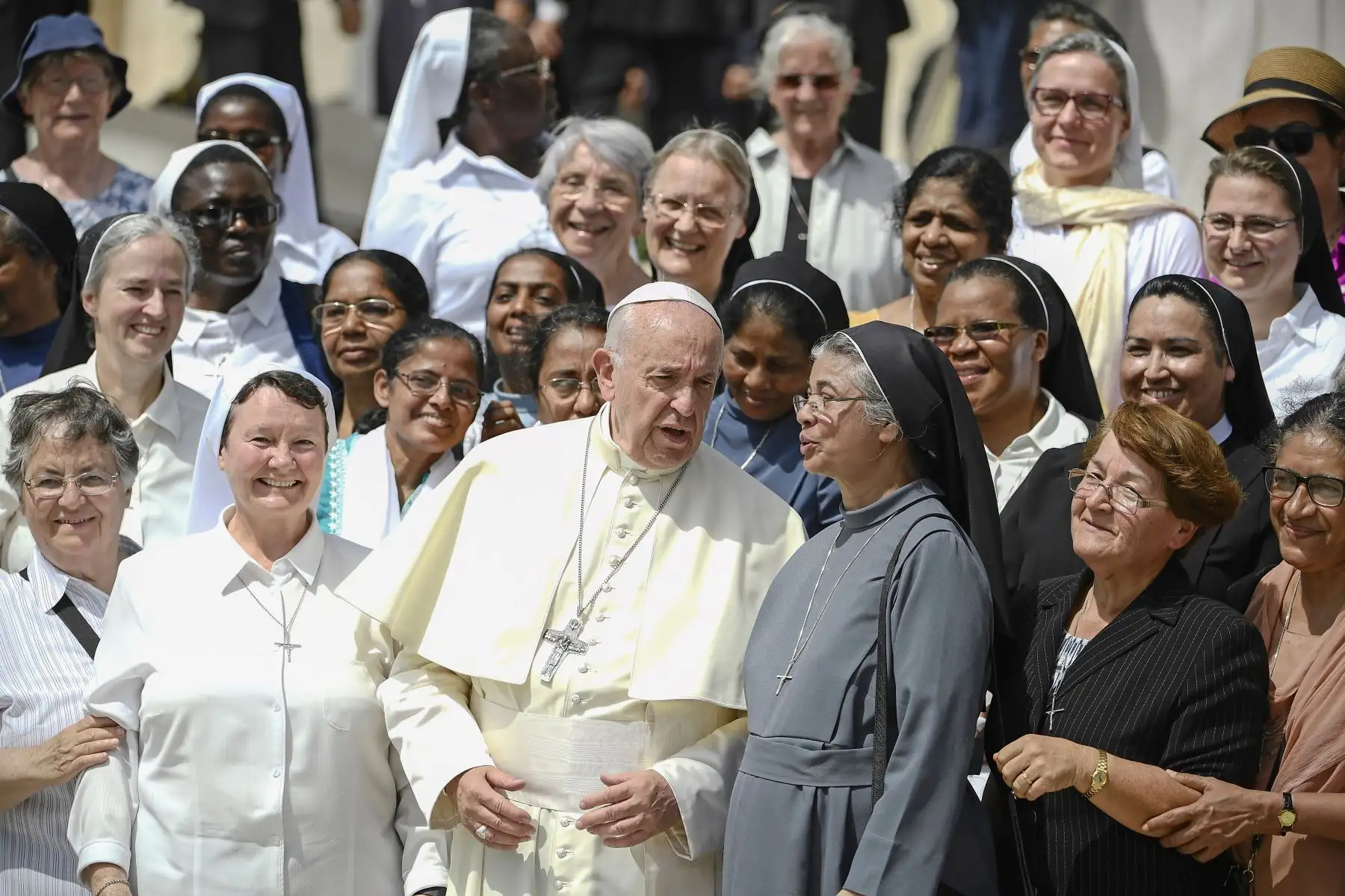 El Papa Francisco posa con monjas al final de la audiencia general en la plaza de San Pedro en el Vaticano. Foto: AFP