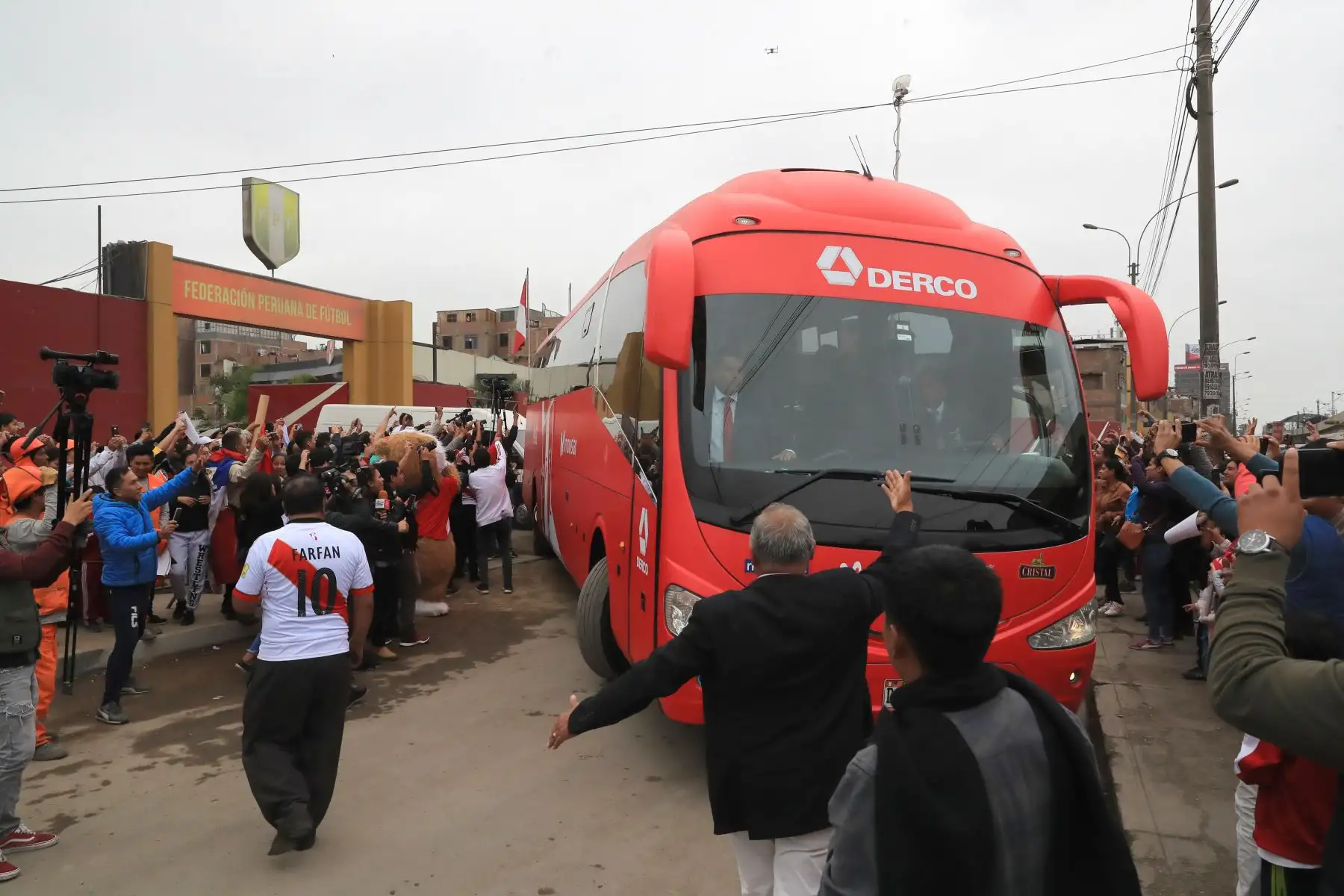 Traslado de la selección bicolor desde la Videna al Aeropuerto Jorge Chávez.

Foto: ANDINA/Juan Carlos Guzmán Negrini.