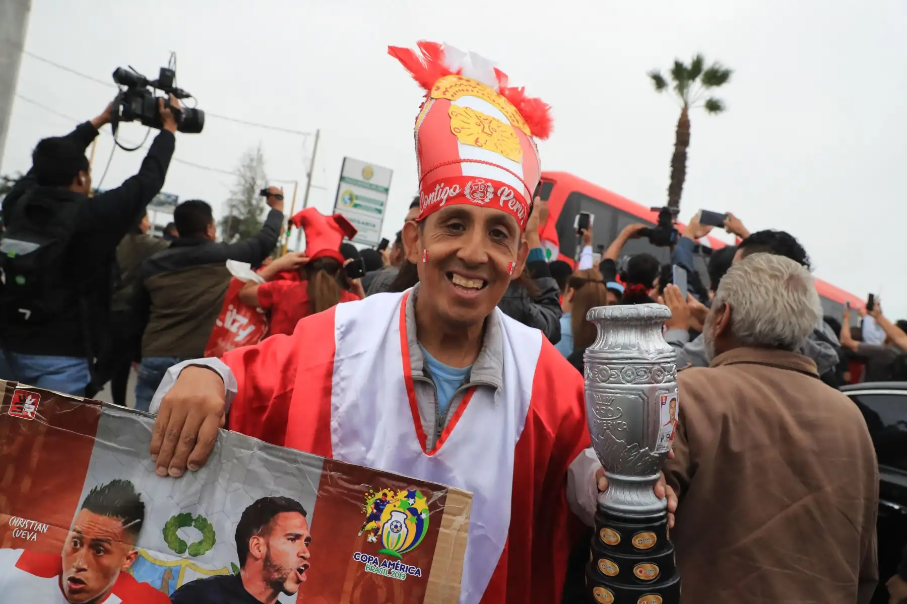 Traslado de la selección bicolor desde la Videna al Aeropuerto Jorge Chávez.

Foto: ANDINA/Juan Carlos Guzmán Negrini.