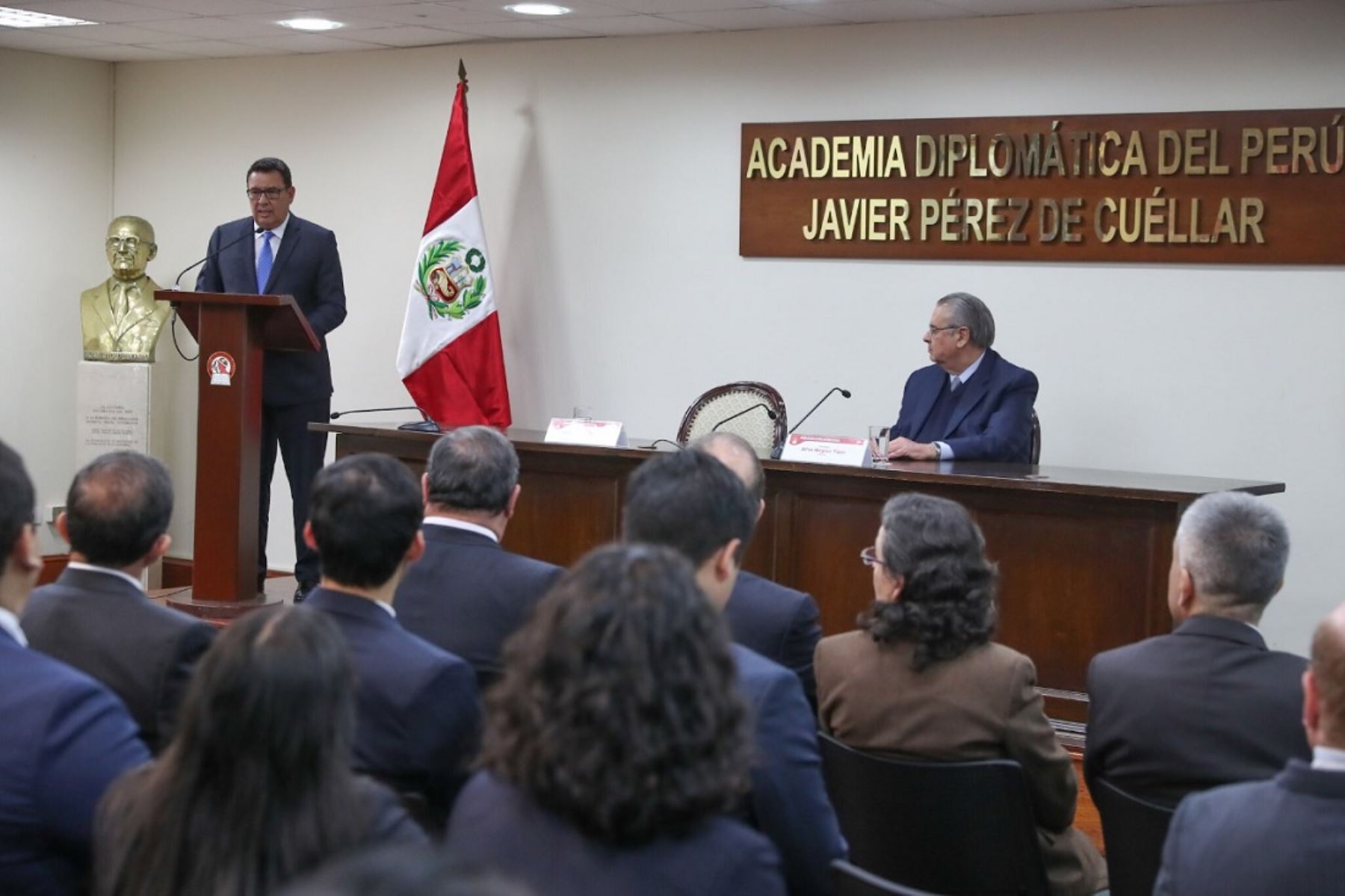 Ministro de Defensa, José Huerta, brindó conferencia magistral en Academia Diplomática Javier Pérez de Cuéllar.