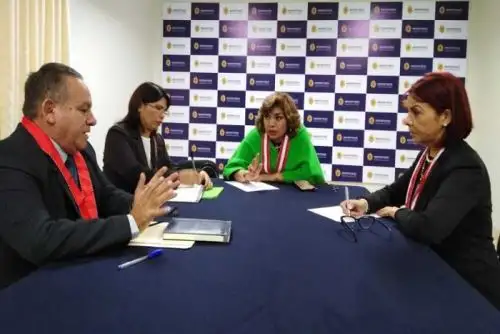 La Fiscal de la Nación, Zoraida Ávalos Rivera, inició esta mañana una visita inopinada en el distrito fiscal de Tacna, destinada a verificar el desempeño de los fiscales, el avance de las investigaciones y conocer las necesidades, dificultades y oportunidades para adoptar medidas que permitan mejorar la atención a la ciudadanía y elevar la eficiencia del personal fiscal.