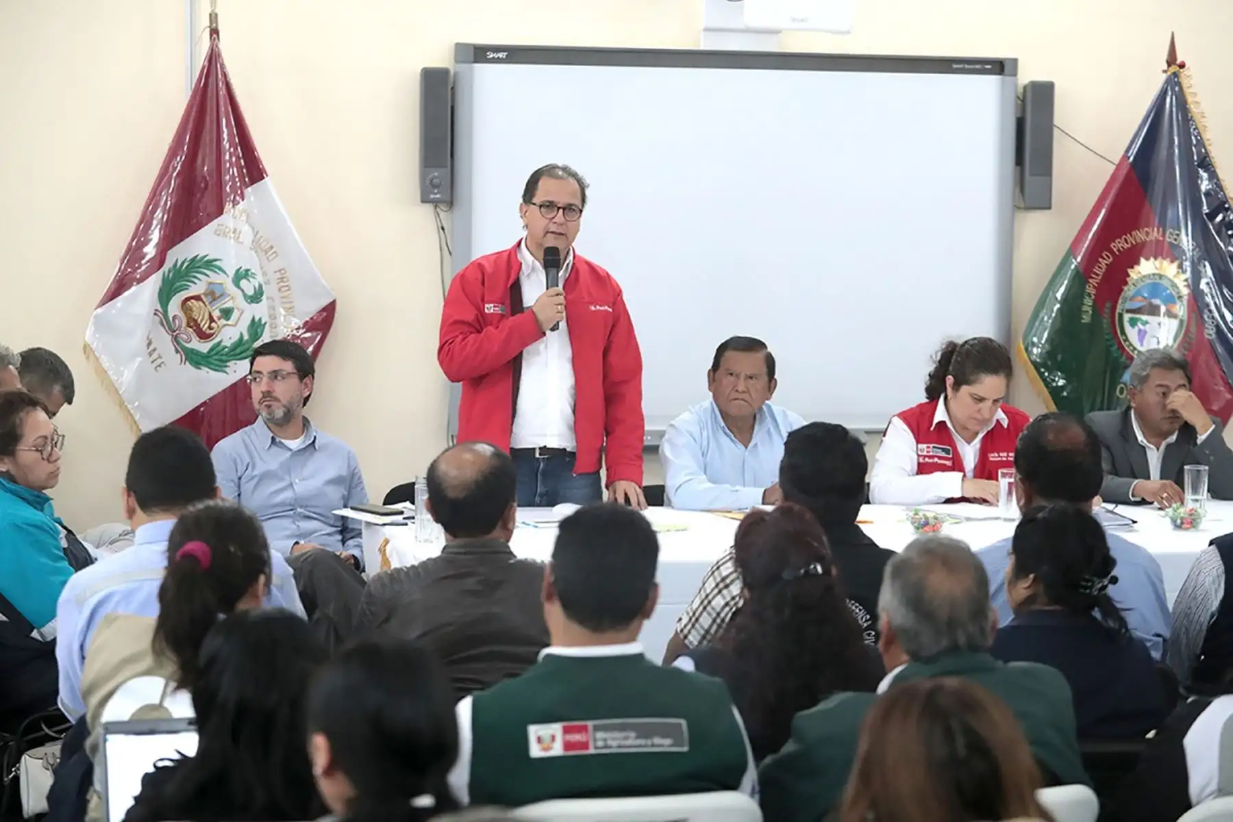 Ministro de Energía y Minas,  Francisco Ísmodes visita el distrito de Omate, región Moquegua. Foto: Cortesía.