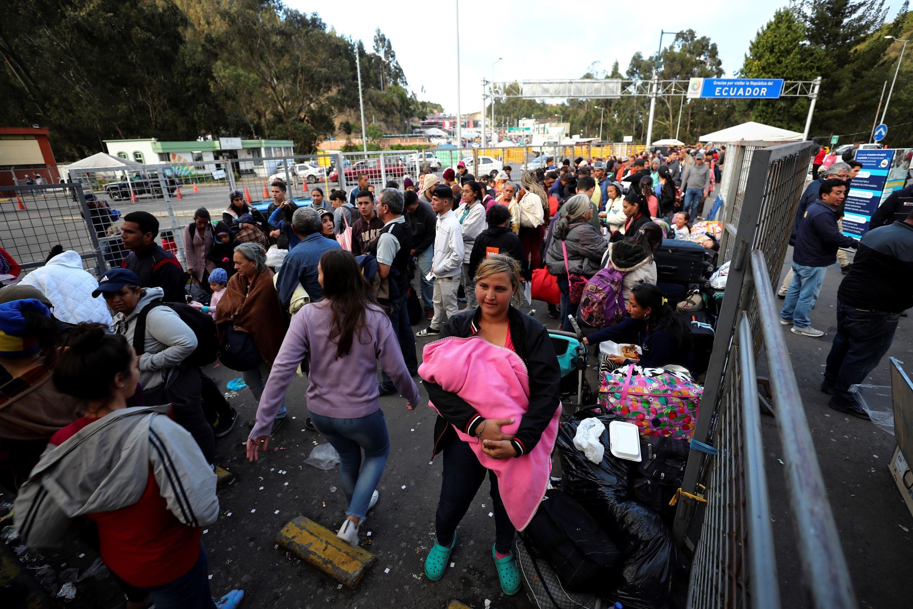 Migrantes venezolanos llegan al puente de Rumichaca, en la frontera de Ecuador con Colombia. Foto: Efe.
