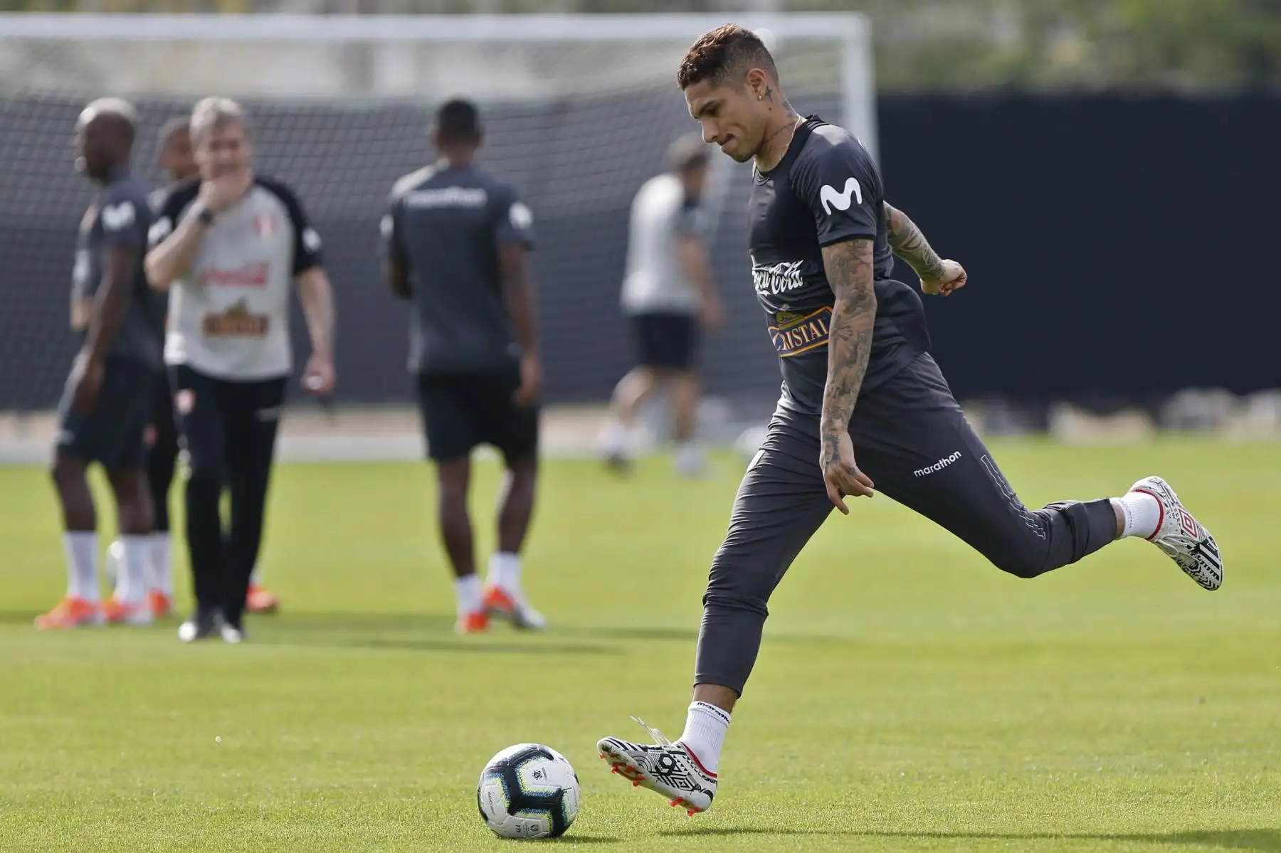 Paolo Guerrero entrena con la selección peruana en Porto Alegre, Brasil. Foto: AFP