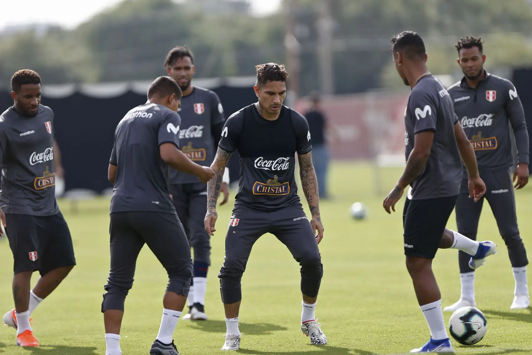 Paolo Guerrero entrena con la selección peruana en Porto Alegre, Brasil. Foto: AFP