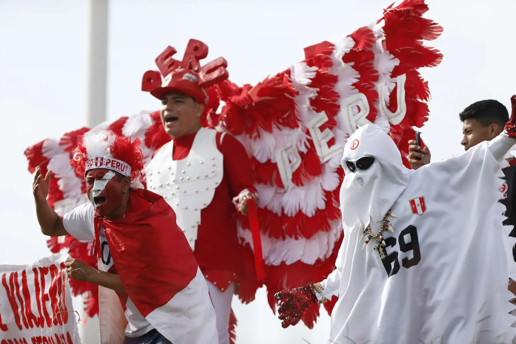 Hinchas alientan a la Selección Peruana en Porto Alegre, Brasil. Foto: AFP