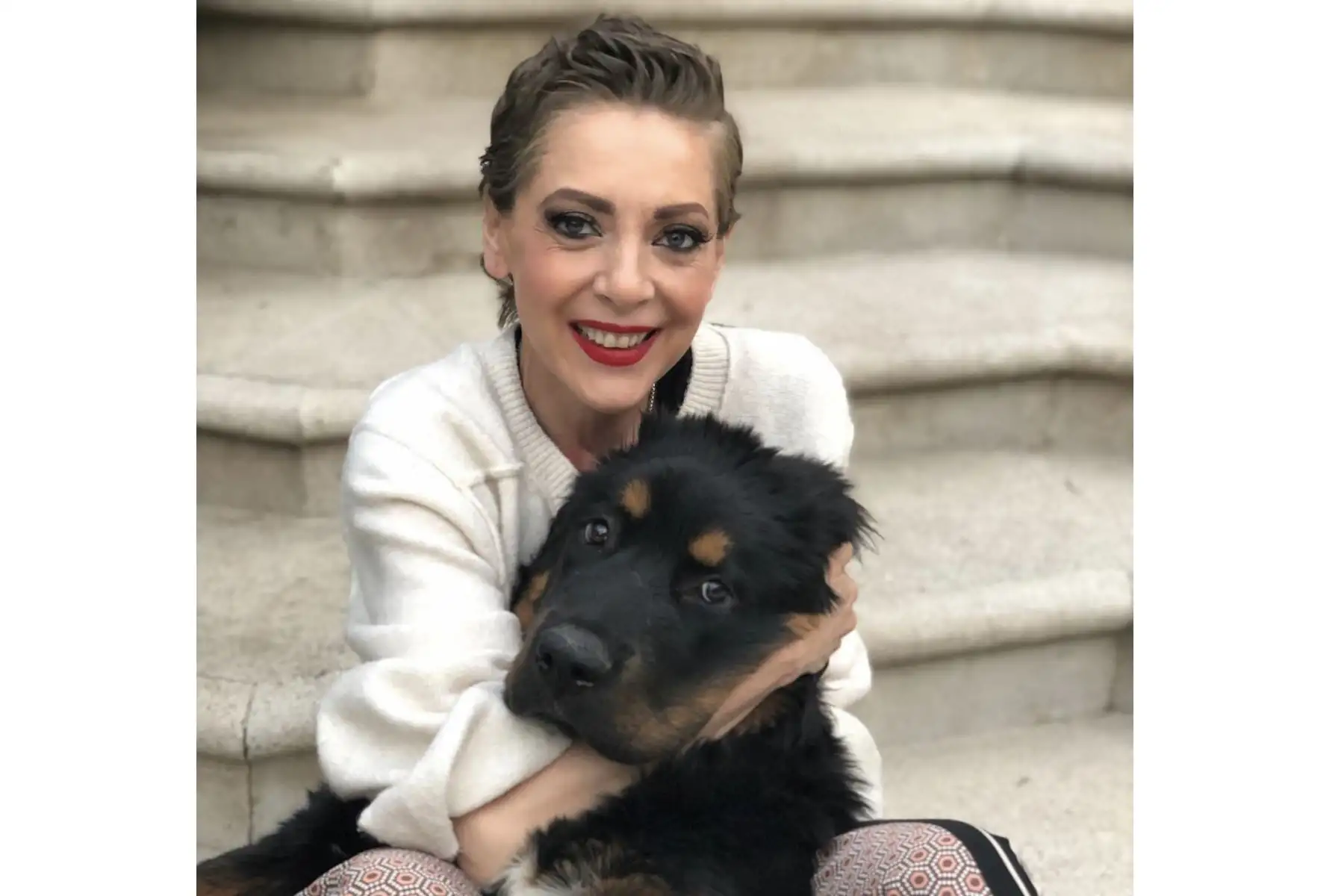 Su amor por las mascotas era infinito. Así no dudaba en compartir tiernas fotografías junto a sus engreídos caninos. Edith González. Foto: Instagram