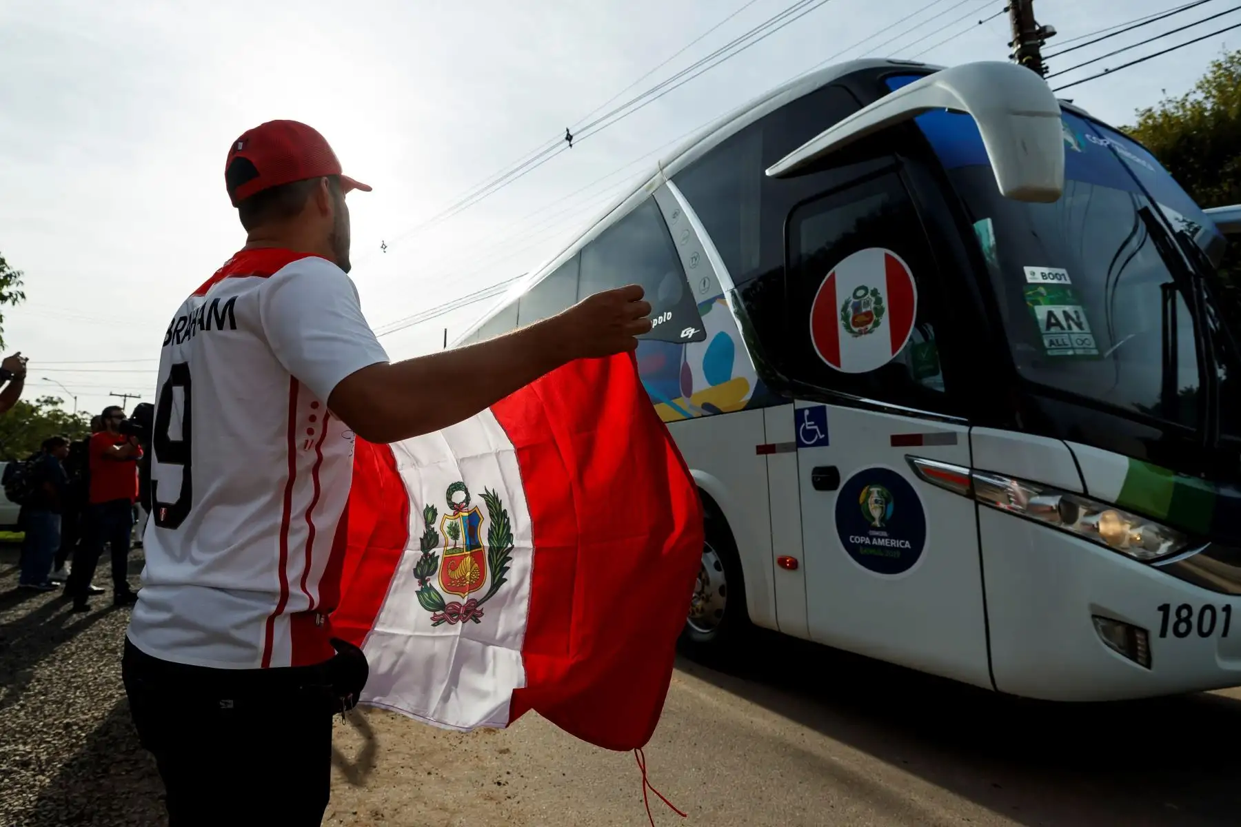 Hinchas peruanos durante el entrenamiento de la selección peruana de futbol en Porto Alegre,Brasil.Foto:EFE
