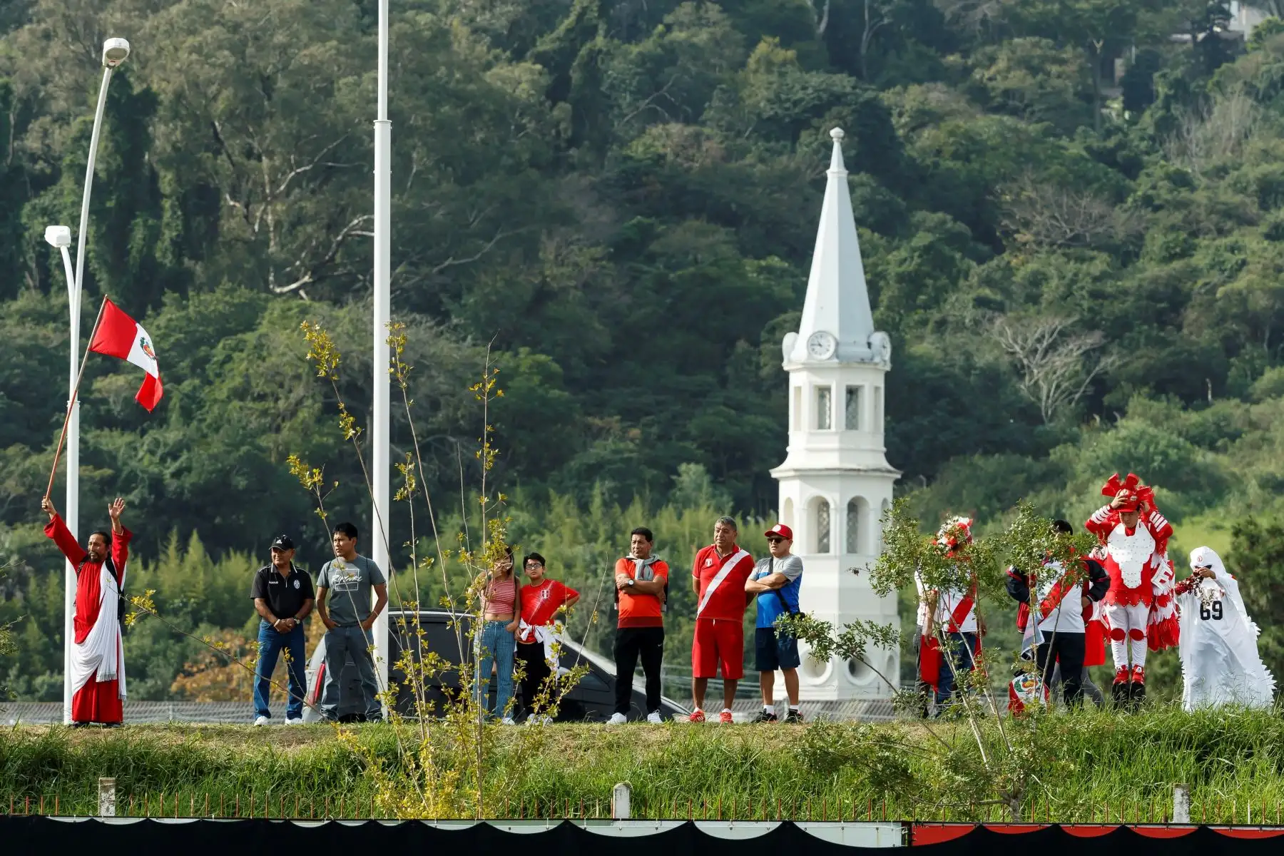 Hinchas peruanos durante el entrenamiento de la selección peruana de futbol en Porto Alegre,Brasil.Foto:EFE