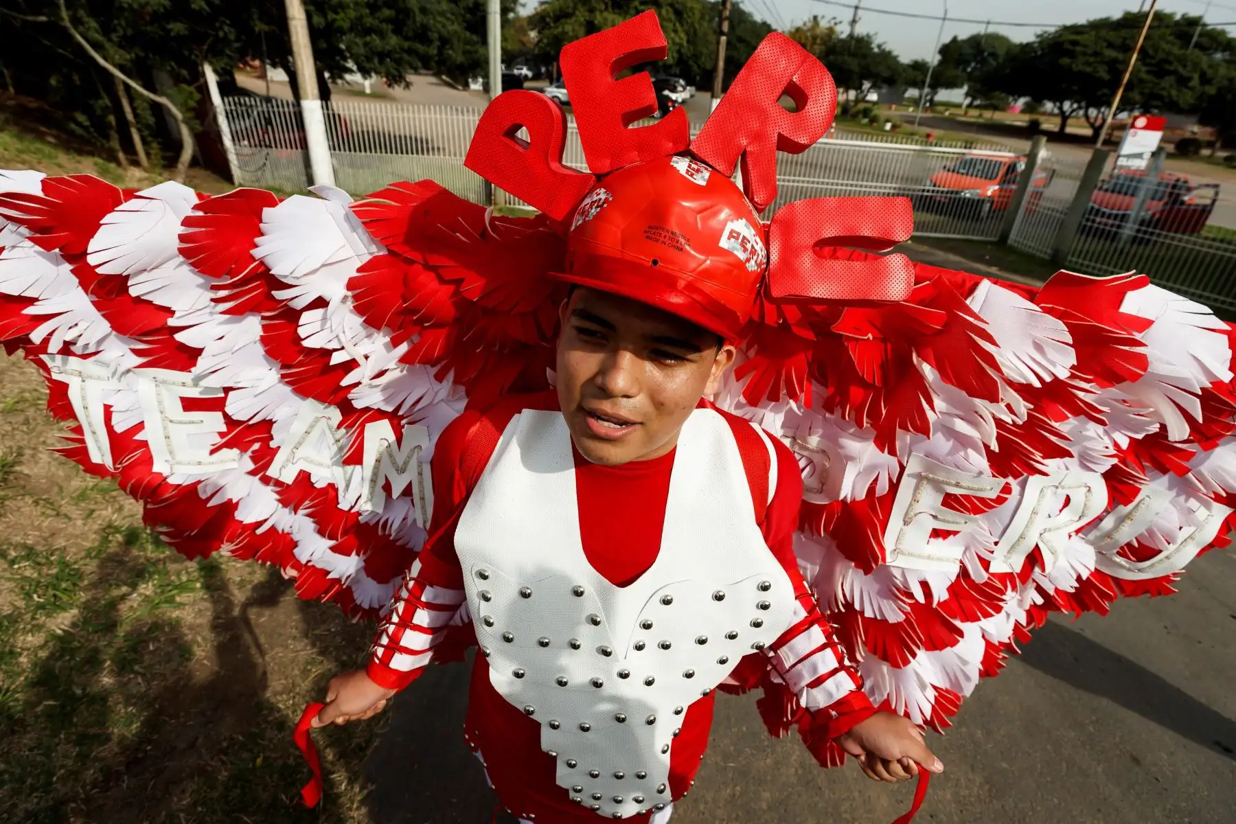 Hinchas peruanos durante el entrenamiento de la selección peruana de futbol en Porto Alegre,Brasil.Foto:EFE