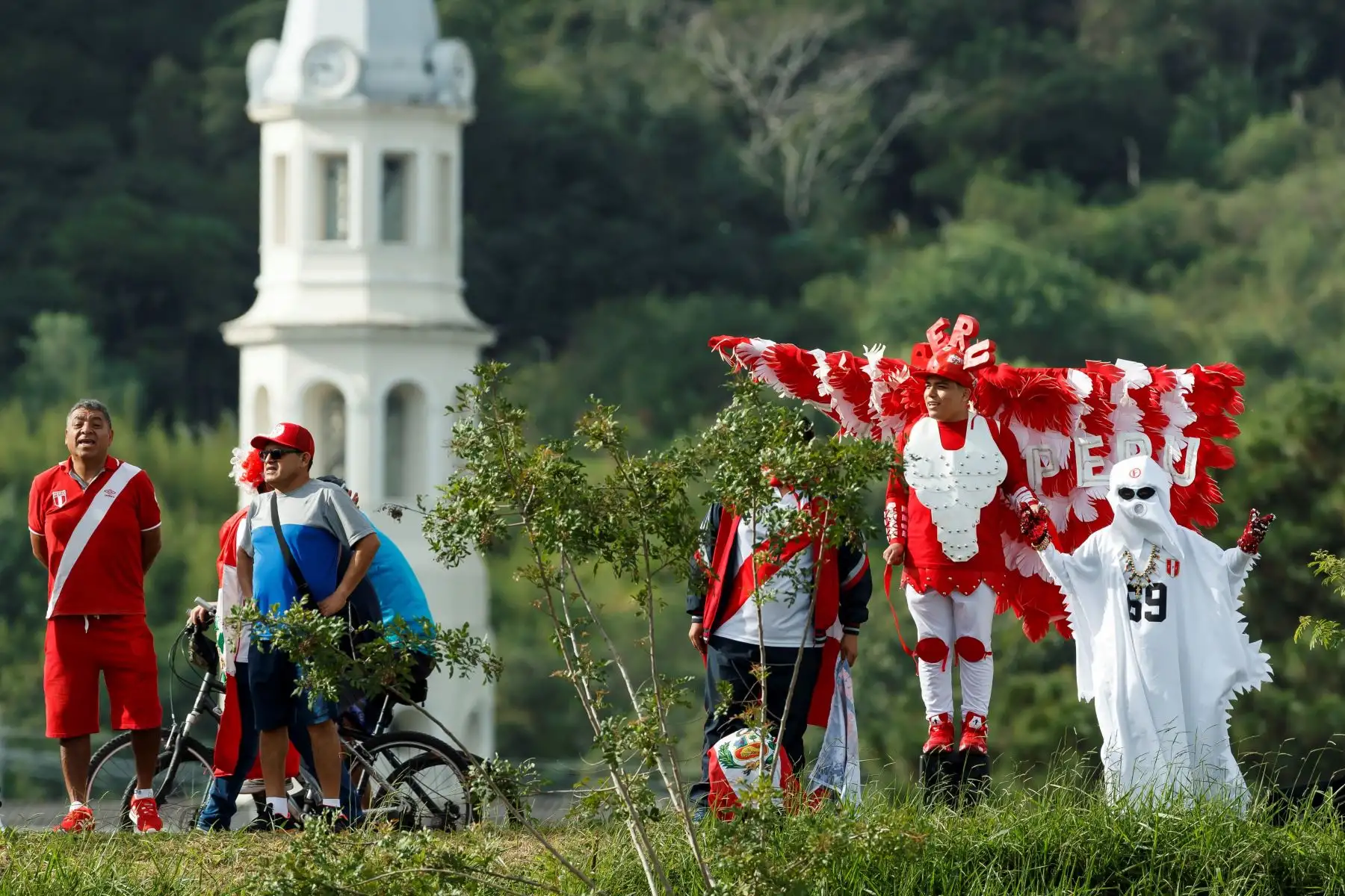 Hinchas peruanos durante el entrenamiento de la selección peruana de futbol en Porto Alegre,Brasil.Foto:EFE